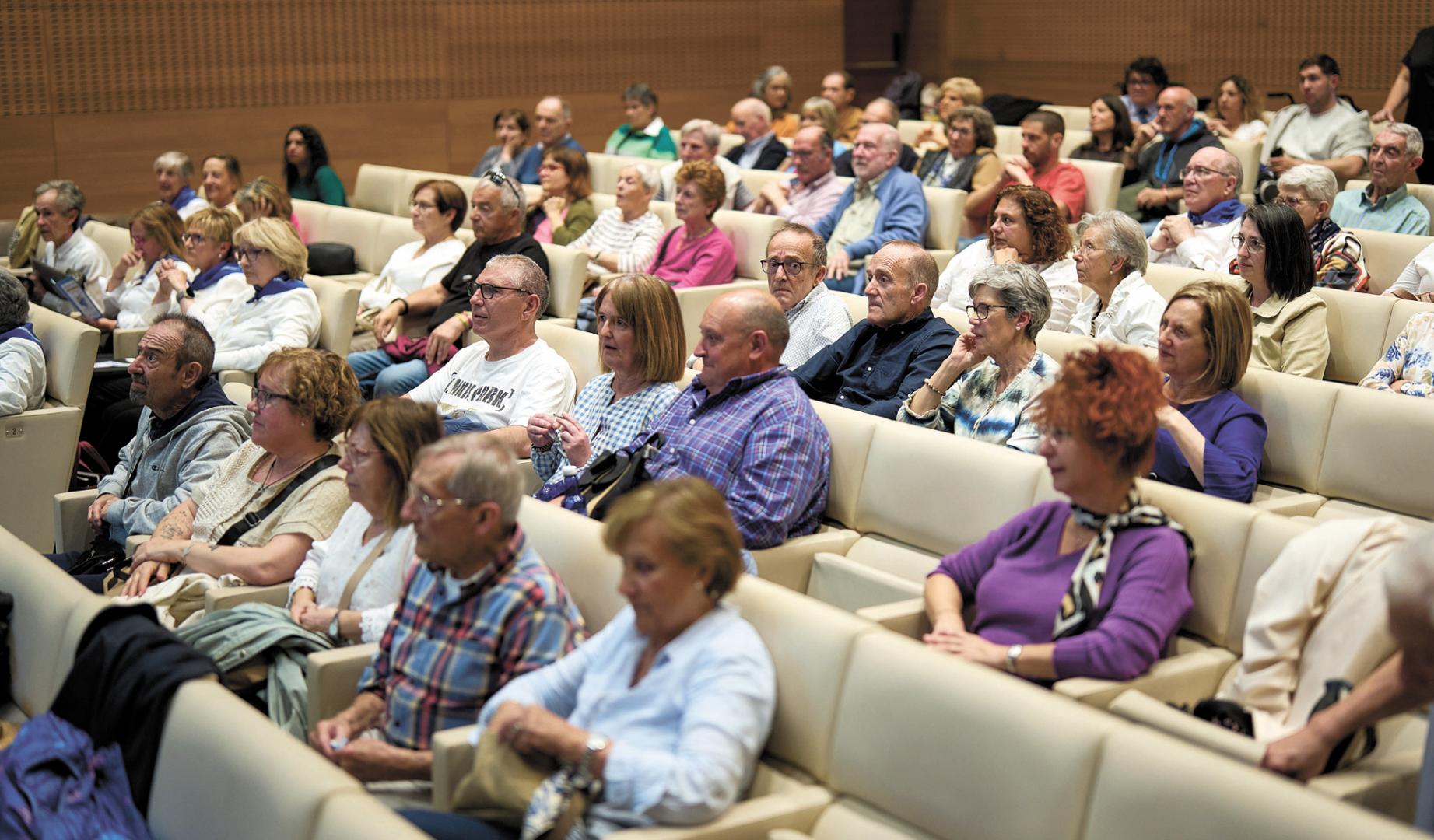 Público asistente a la grabación del podcast ‘Hablando de Parkinso’ ayer, en Civican