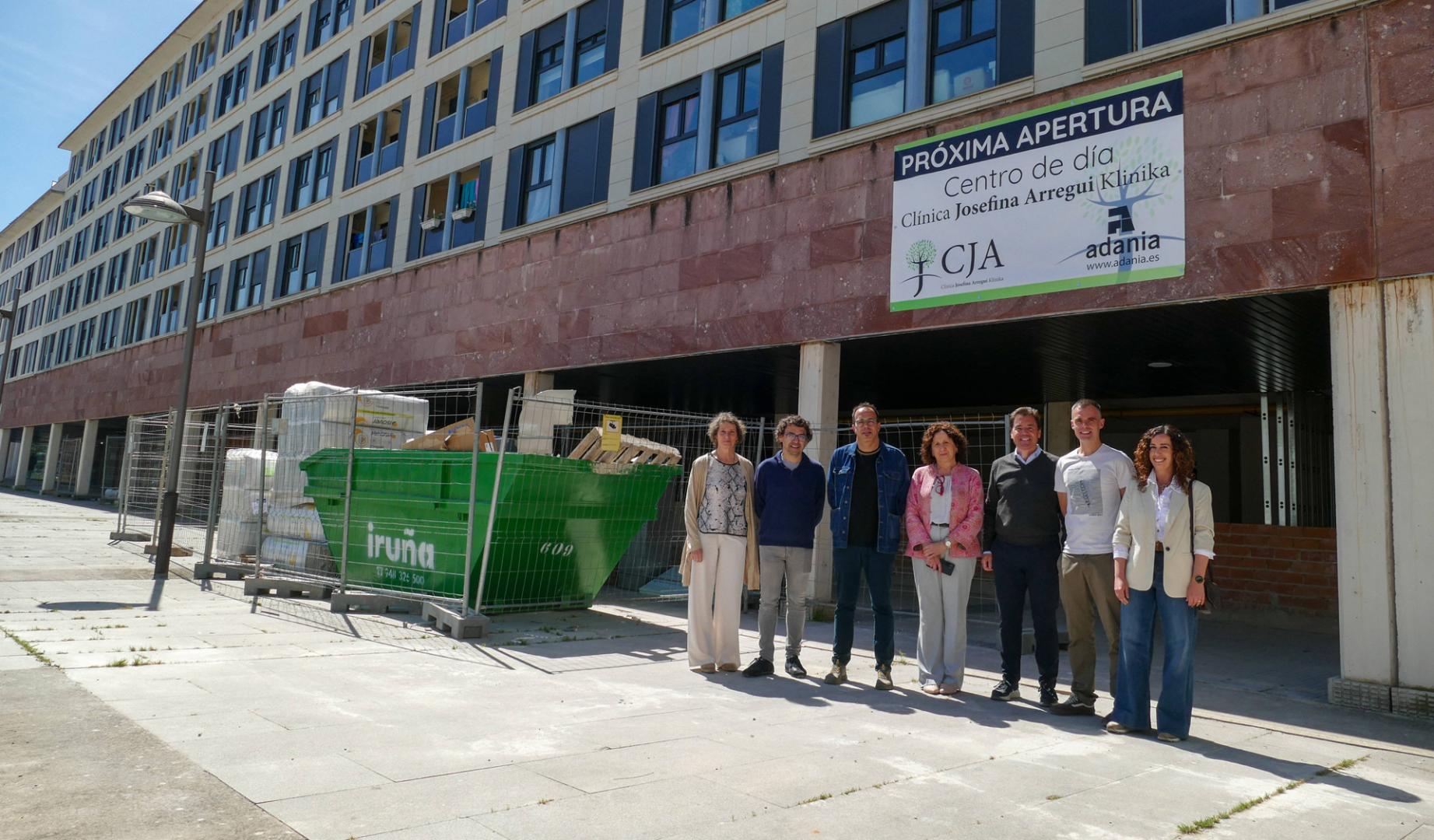 Inés Francés, directora gerente de ANDAP; Txema Mauleón, concejal de Acción Social de Pamplona; Joseba Arregui, presidente de la fundación Felipe Lecea, Mª Carmen Maeztu, consejera de Derechos Sociales; Ángel Gardachal, gerente de la Clínica; Aitor Larraza, presidente de la Mancomunidad de Sakana y patrono y Sara Ruiz de Erenchun, del equipo de la Clínica