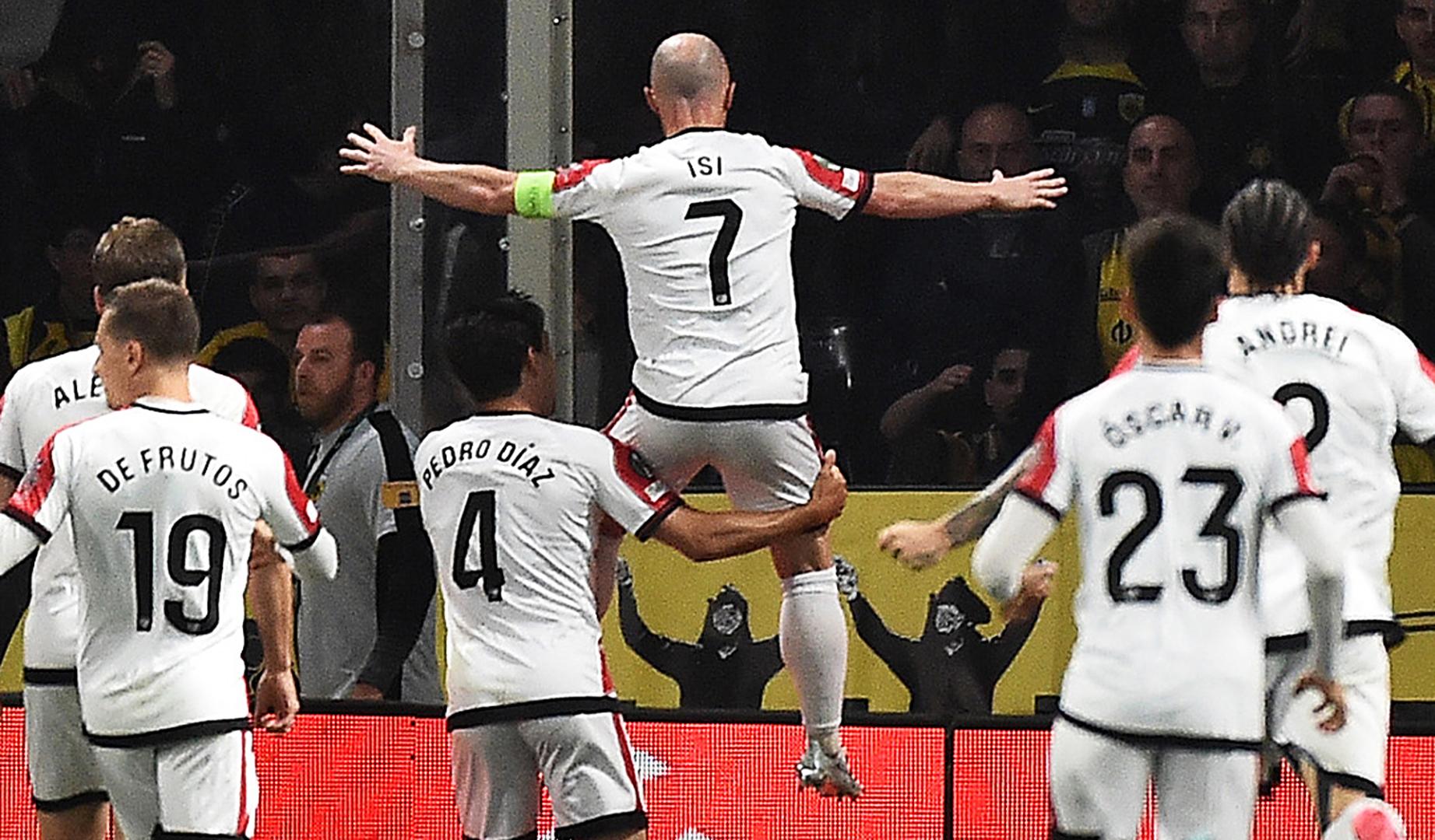 Los jugadores del Rayo celebran el tanto de Isi que les permite acceder a semifinales de la Conference League