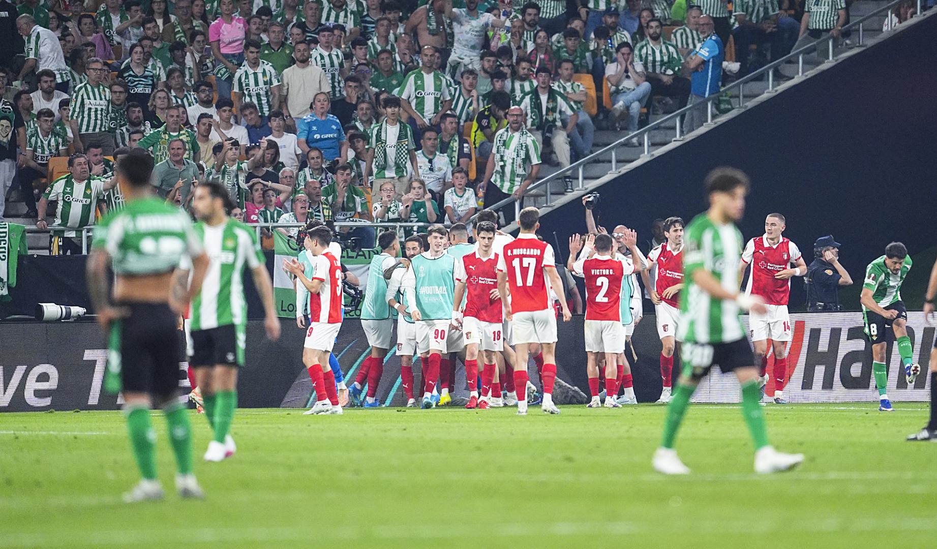Los jugadores del Braga celebran un tanto ante el abatimiento de los béticos