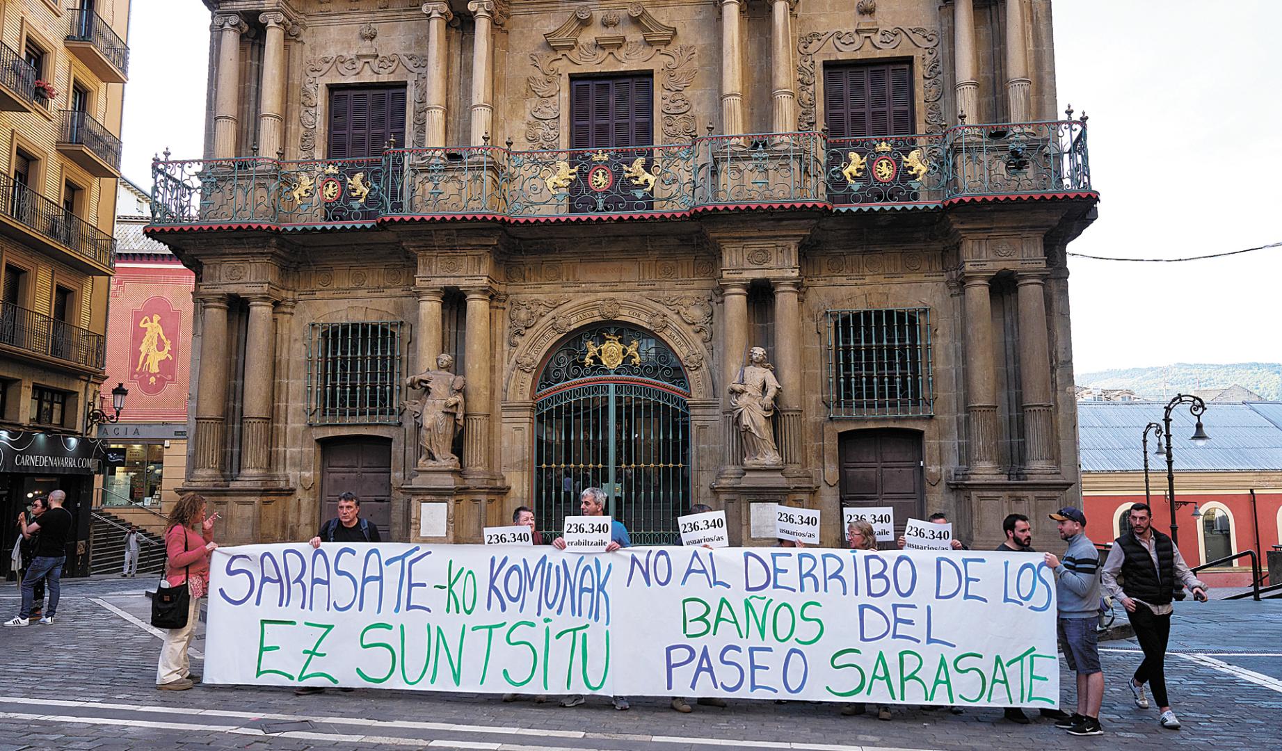 Imagen de la protesta que protagonizaron los vecinos en el exterior del pleno en contra del derribo de los baños de Sarasate