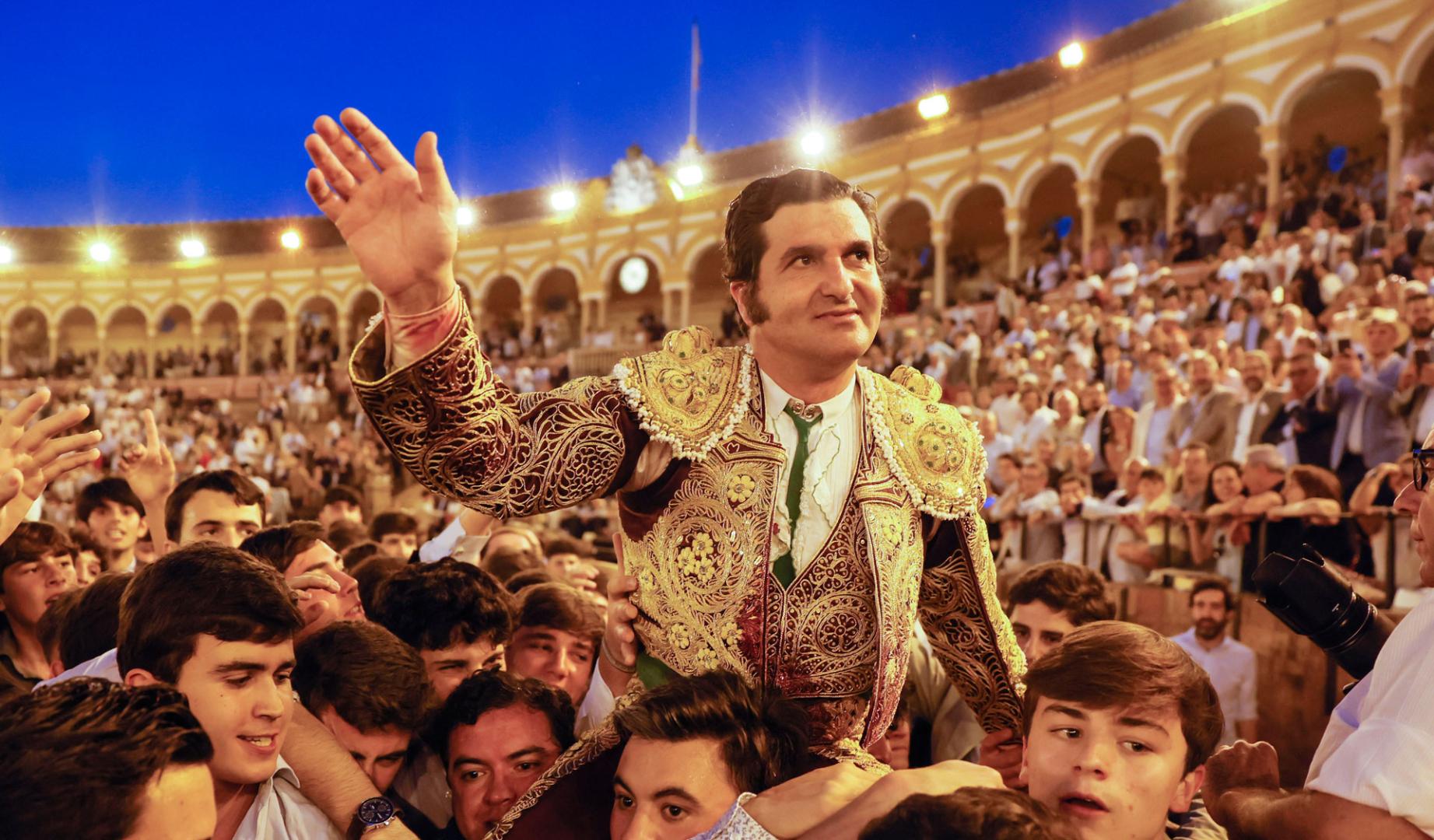 El diestro Morante de la Puebla sale a hombros durante el festejo de la Feria de Abril celebrado este jueves en La Maestranza.