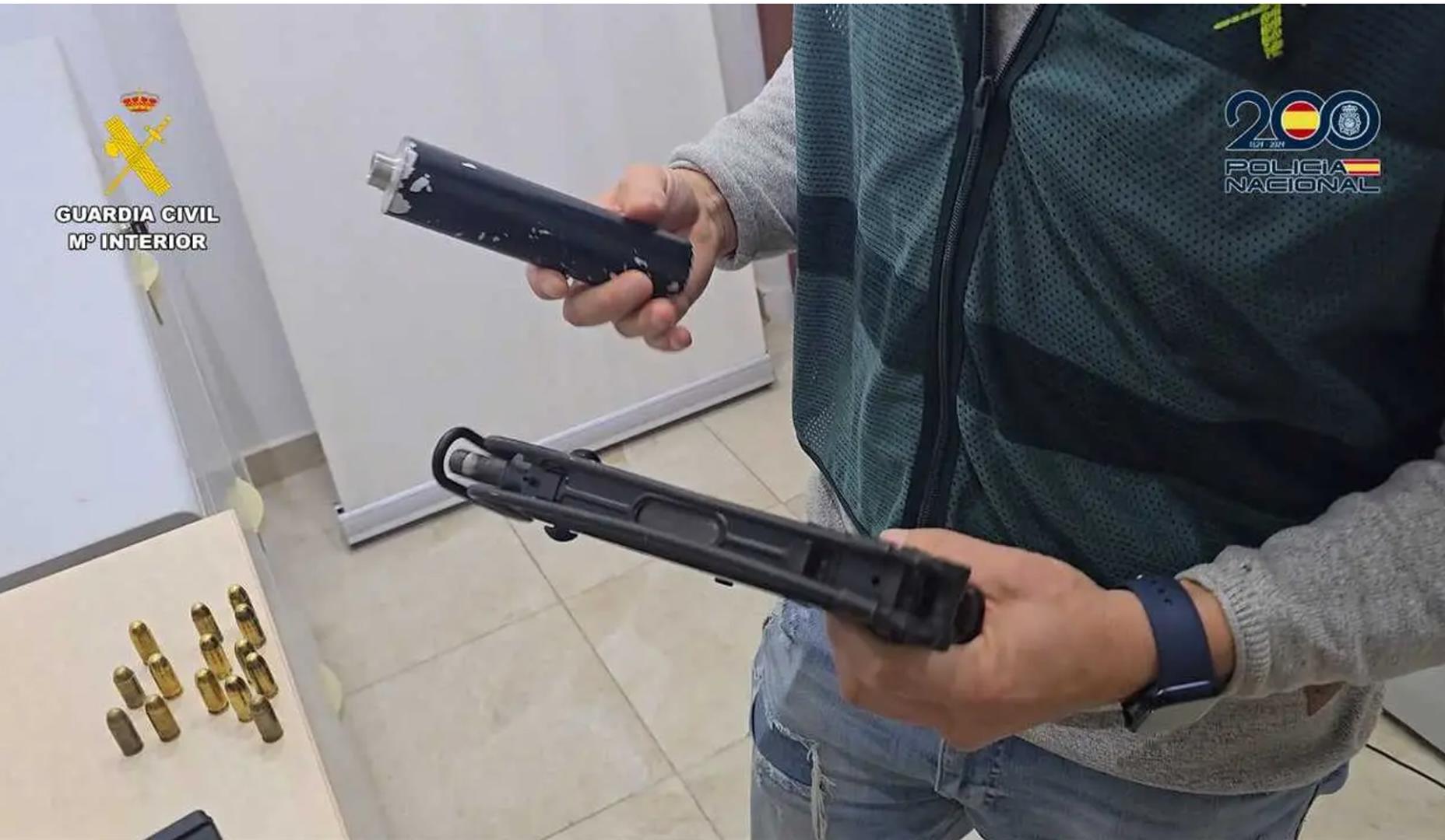 Parte de los materiales incautados