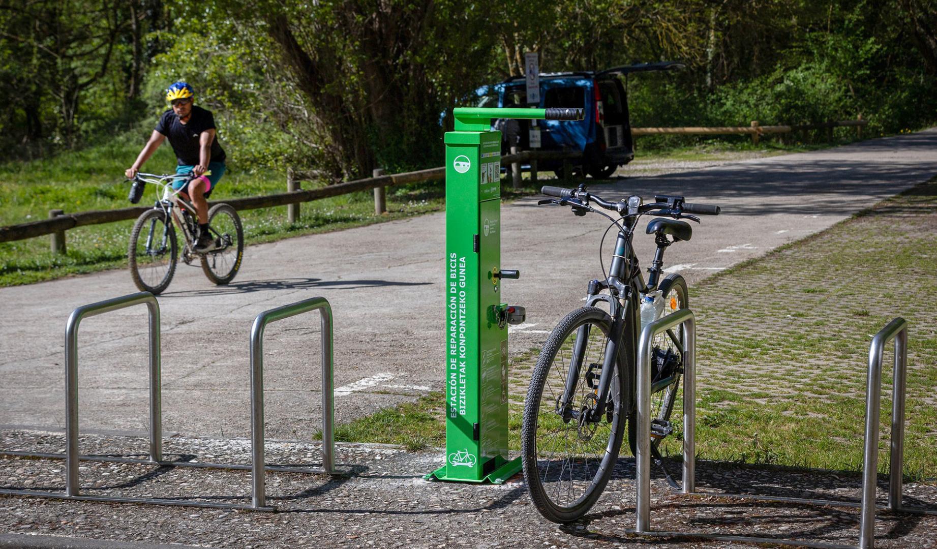 Imagen de la estación de reparación de bicicletas instalada en Irotz