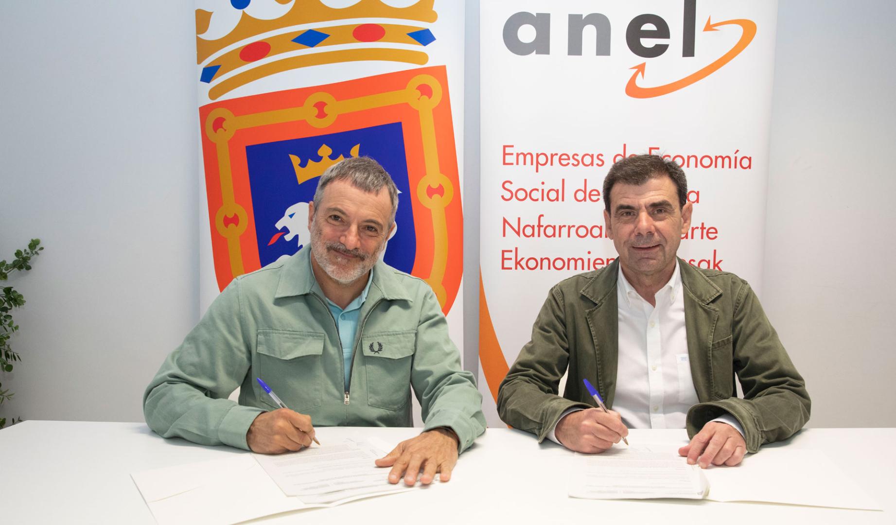 El concejal delegado del Área de Promoción Económica, Proyección Europea, Innovación, Juventud y Cooperación al Desarrollo, Mikel Armendáriz Barnechea y el presidente de ANEL, Ignacio Ugalde Barbería