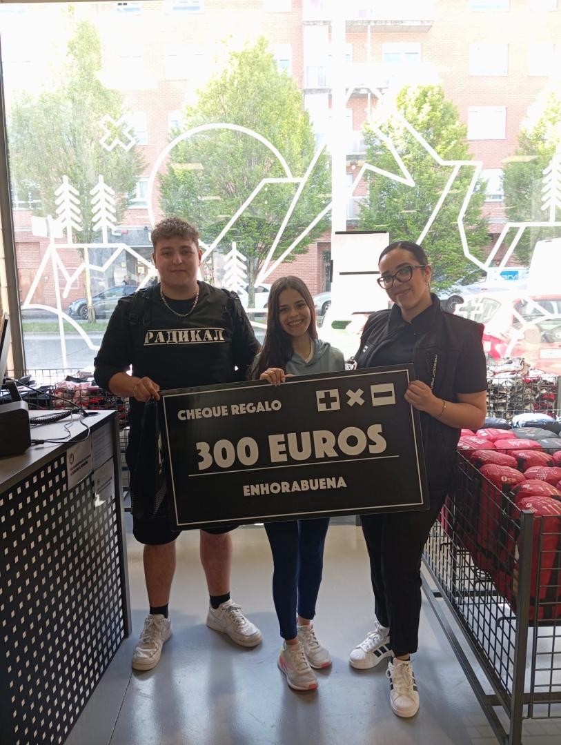 El ganador del cheque regalo de 300 euros posa en la nueva tienda Más por Menos en Ansoáin