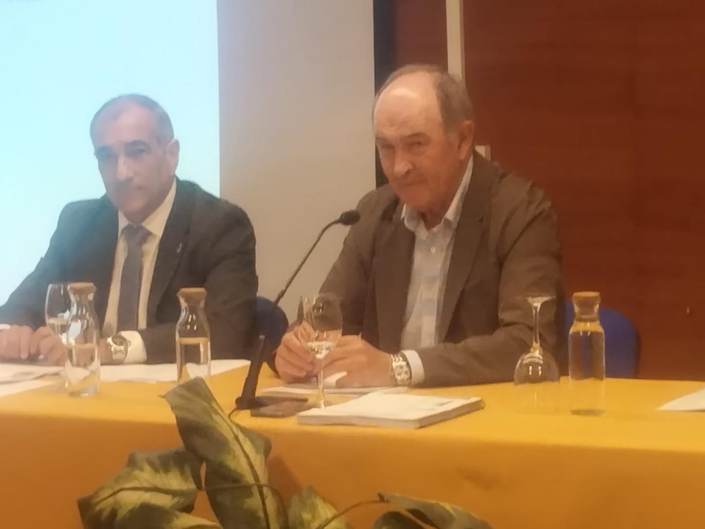 Félix Chueca, a la derecha, con el consejero de Cohesión Territorial, Óscar Chivite