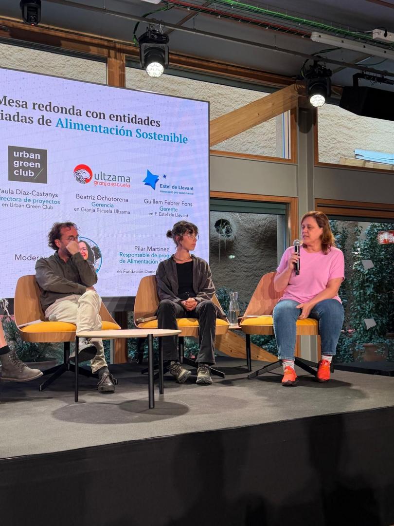 A la derecha de la imagen, Beatriz Ochotorena, de la Granja Escuela Ultzama, en una conversación del acto del fondo Tiina.