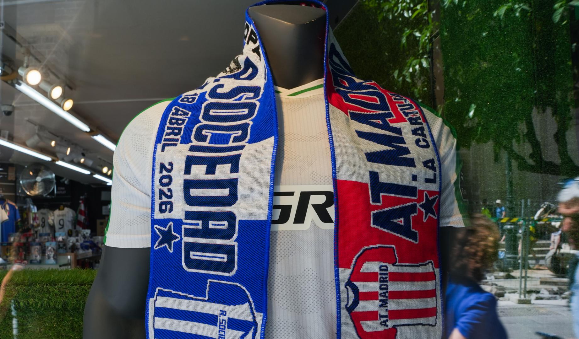 Aficionados animan el ambiente en Sevilla a la espera del encuentro donde se disputa la Copa del Rey.