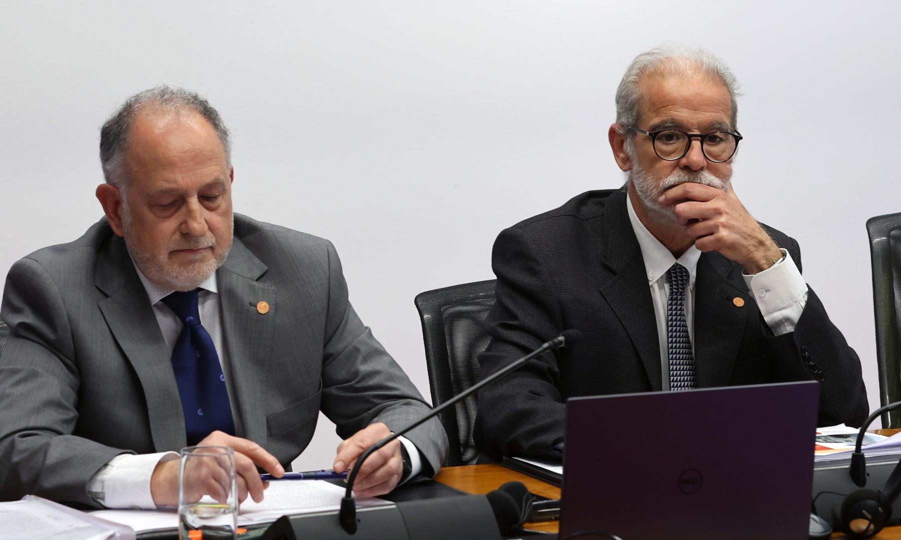El presidente de la Cámara de Comptos, Ignacio Cabeza (derecha), en su comparecencia en el Parlamento de Navarra