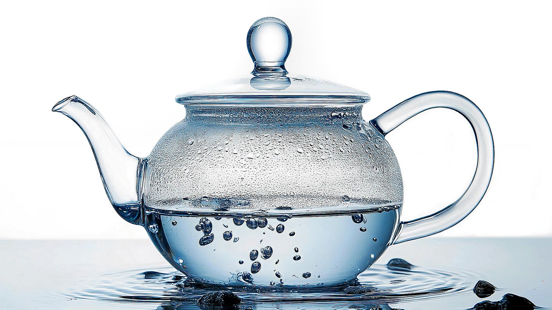 Una tetera con agua hirviendo