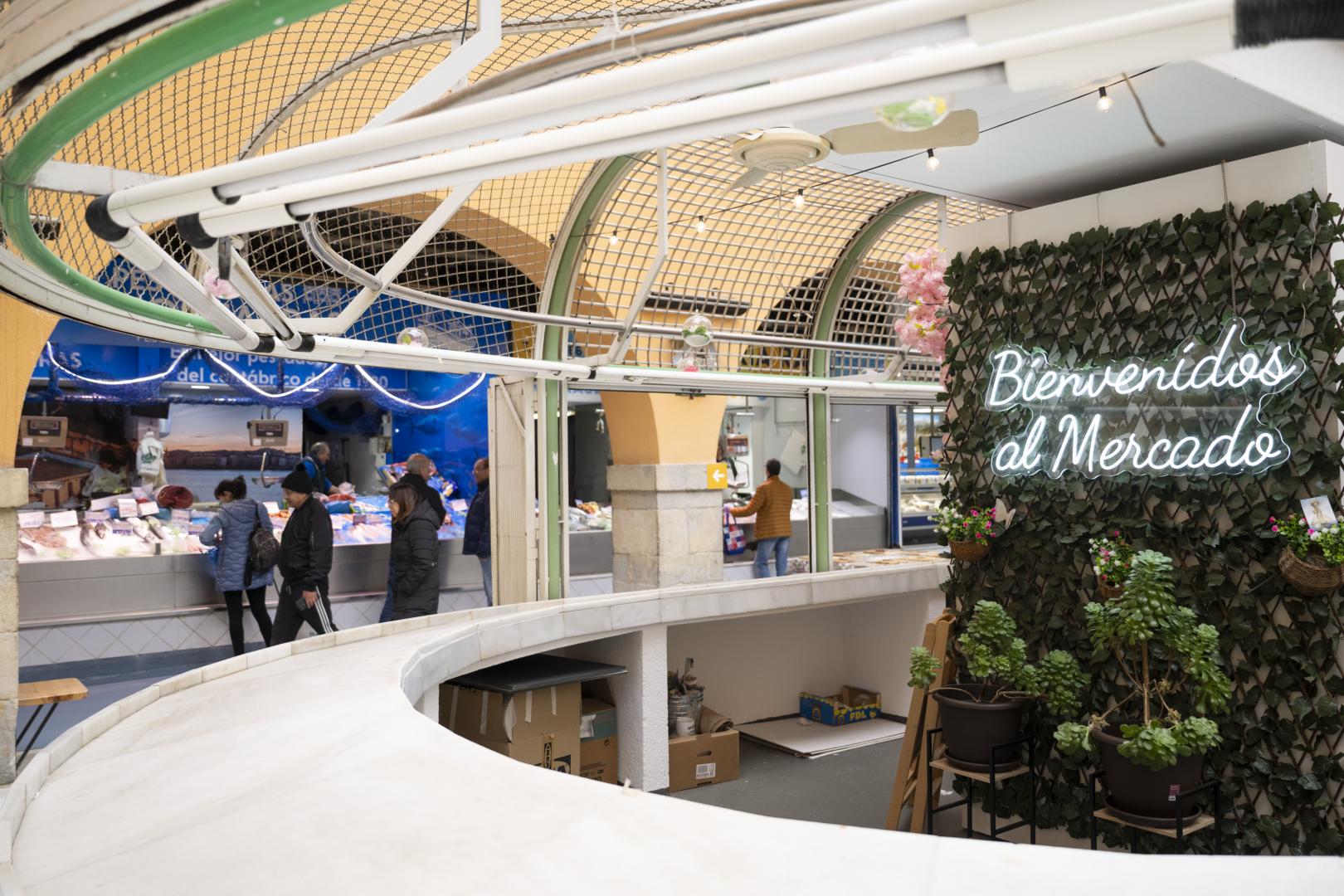 *A: Irati Aizpurua San Román *F: 14-04-26 *T: Hacen el 165 aniversario. Han pintado un mural. *L: Mercado de Santo Domingo, Pamplona.