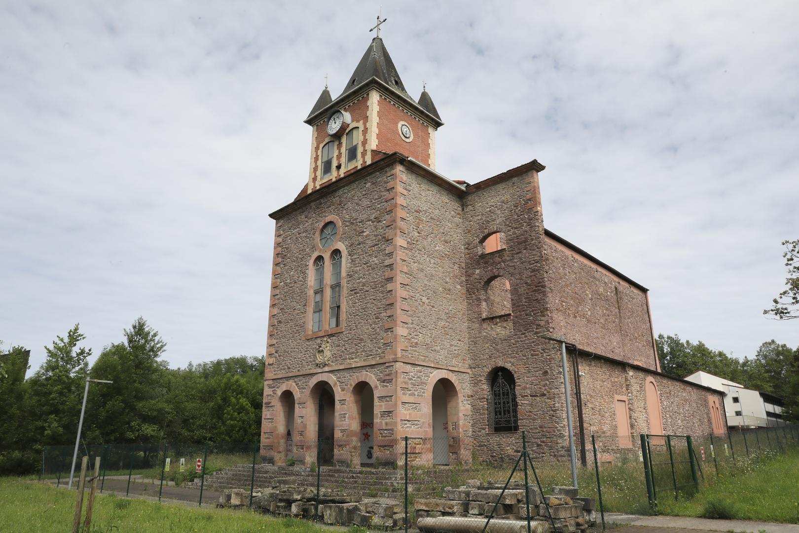 Un perímetro de seguridad rodea a la iglesia del desaparecido colegio de los Capuchinos, de Lekaroz.