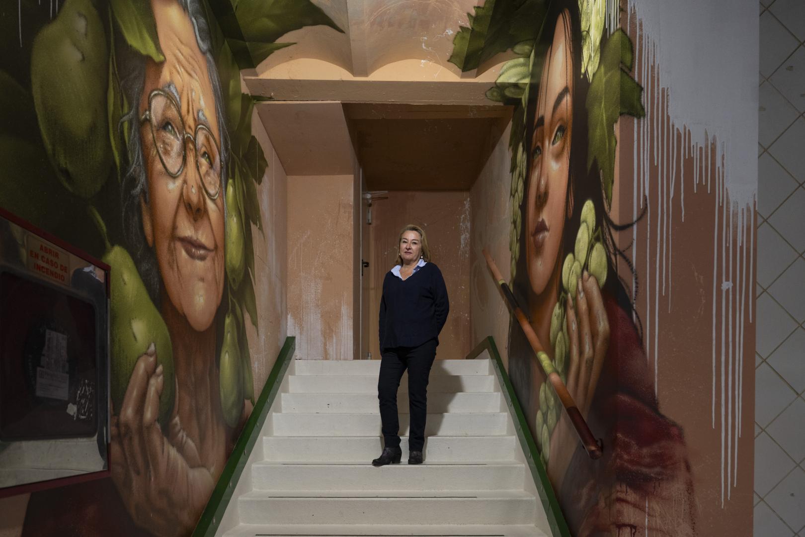 *A: Irati Aizpurua San Román *F: 14-04-26 *T: 165 aniversario, han pintado un mural. Gerente  del mercado. *L: Mercado de Santo Domingo, Pamplona.