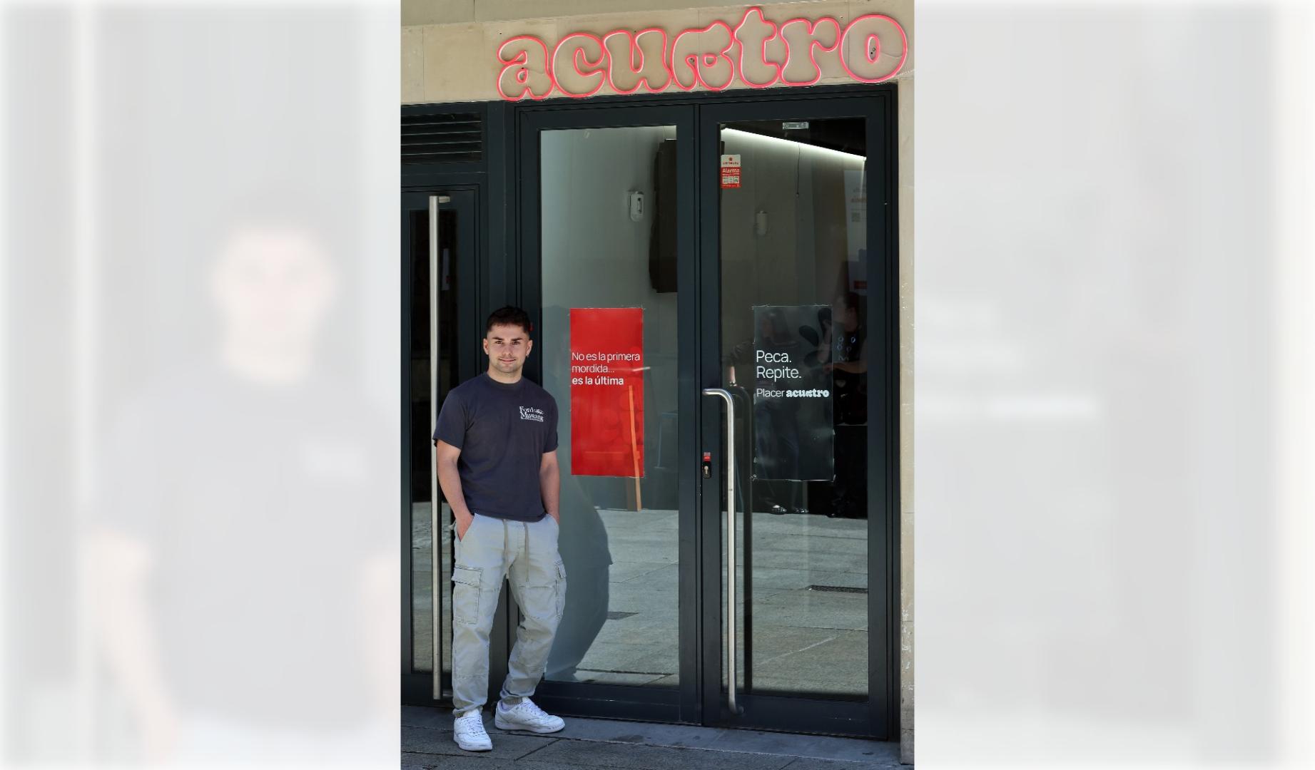 Alejandro Jódar Serrano en la puerta de su nueva hamburguesería ‘take away’, Acuatro Burger.