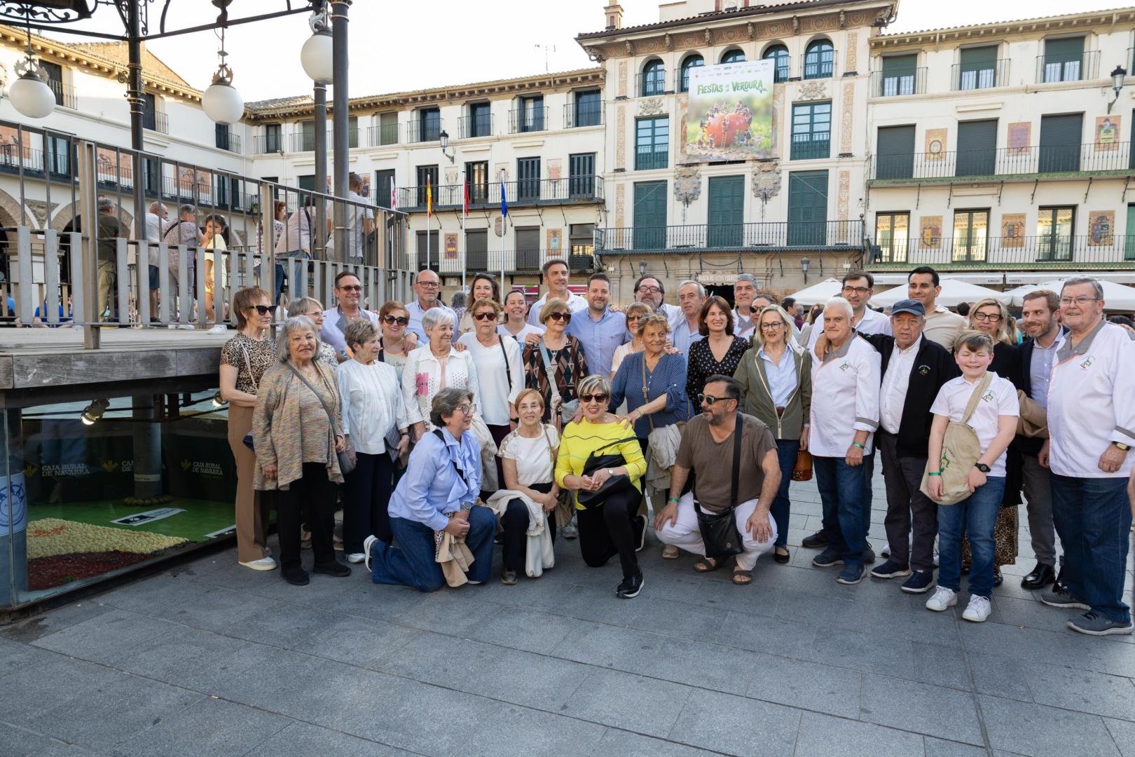 Organizadores, autoridades, e integrantes de la Asociación de Mujeres del Barrio de Lourdes de Tudela, este viernes en la apertura de las XXXII Fiestas de la Verdura