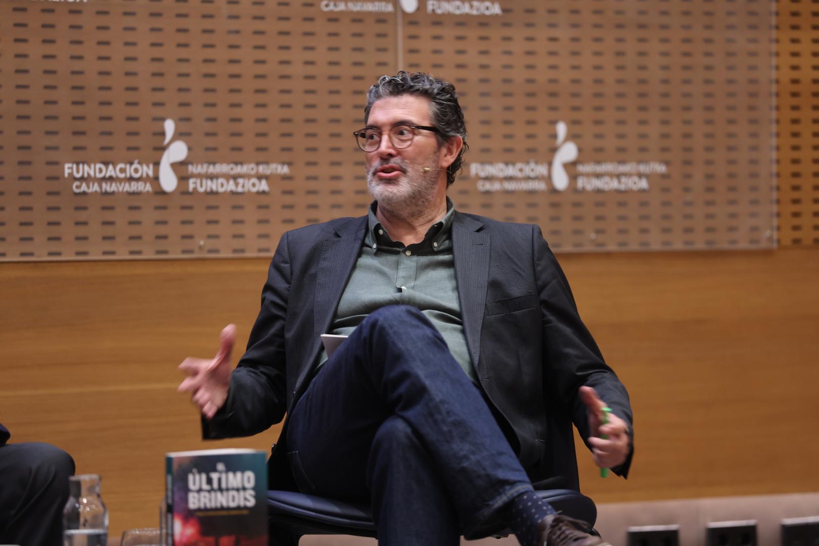 El director de 'ABC', Julián Quirós, durante la presentación en Civican de su novela 'El último brindis'