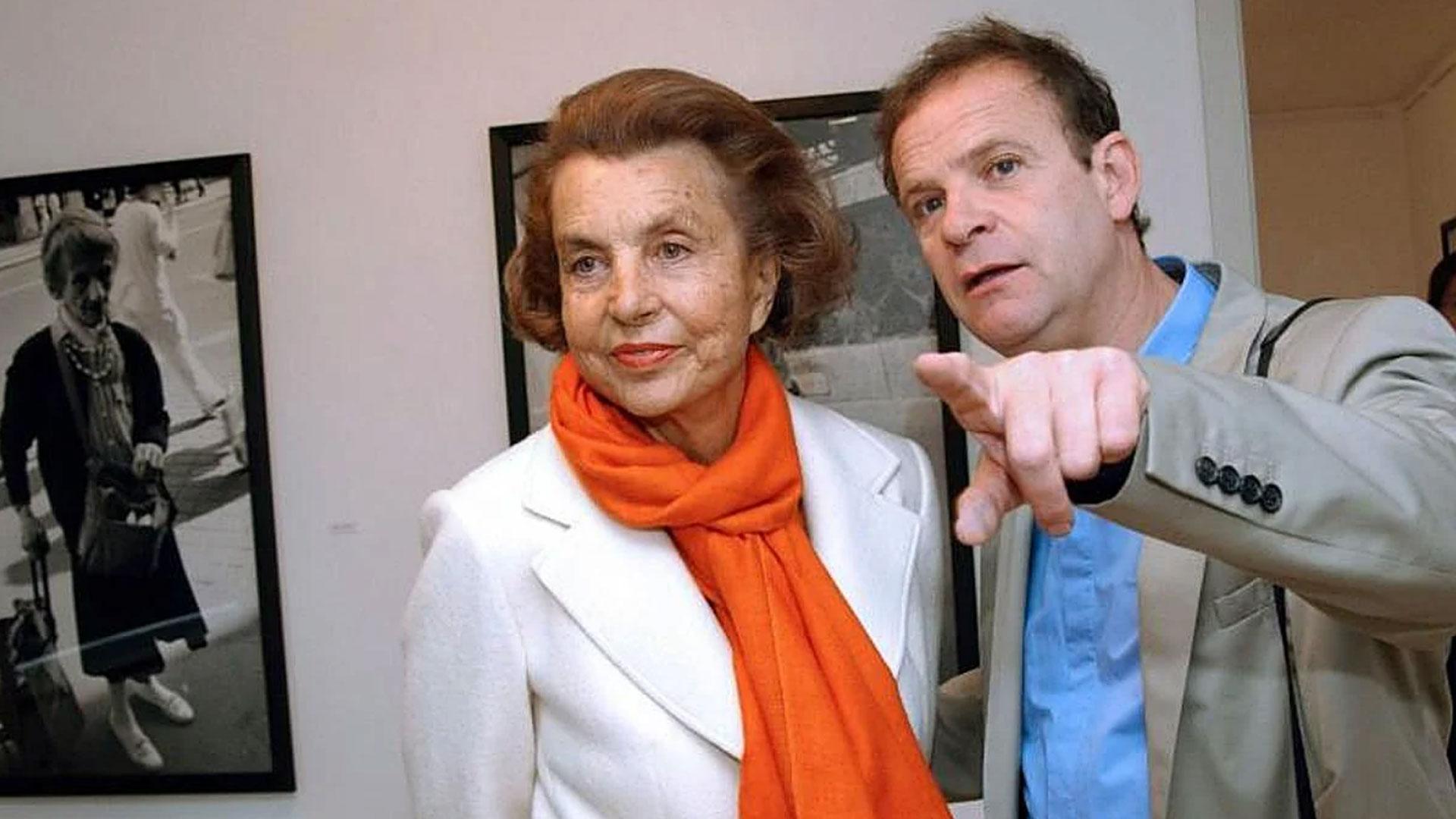Fotografía de archivo tomada el 13 de junio de 2004 que muestra al fotógrafo francés François-Marie Banier junto a la heredera de L´Oréal, la multimillonaria Liliane Bettencourt