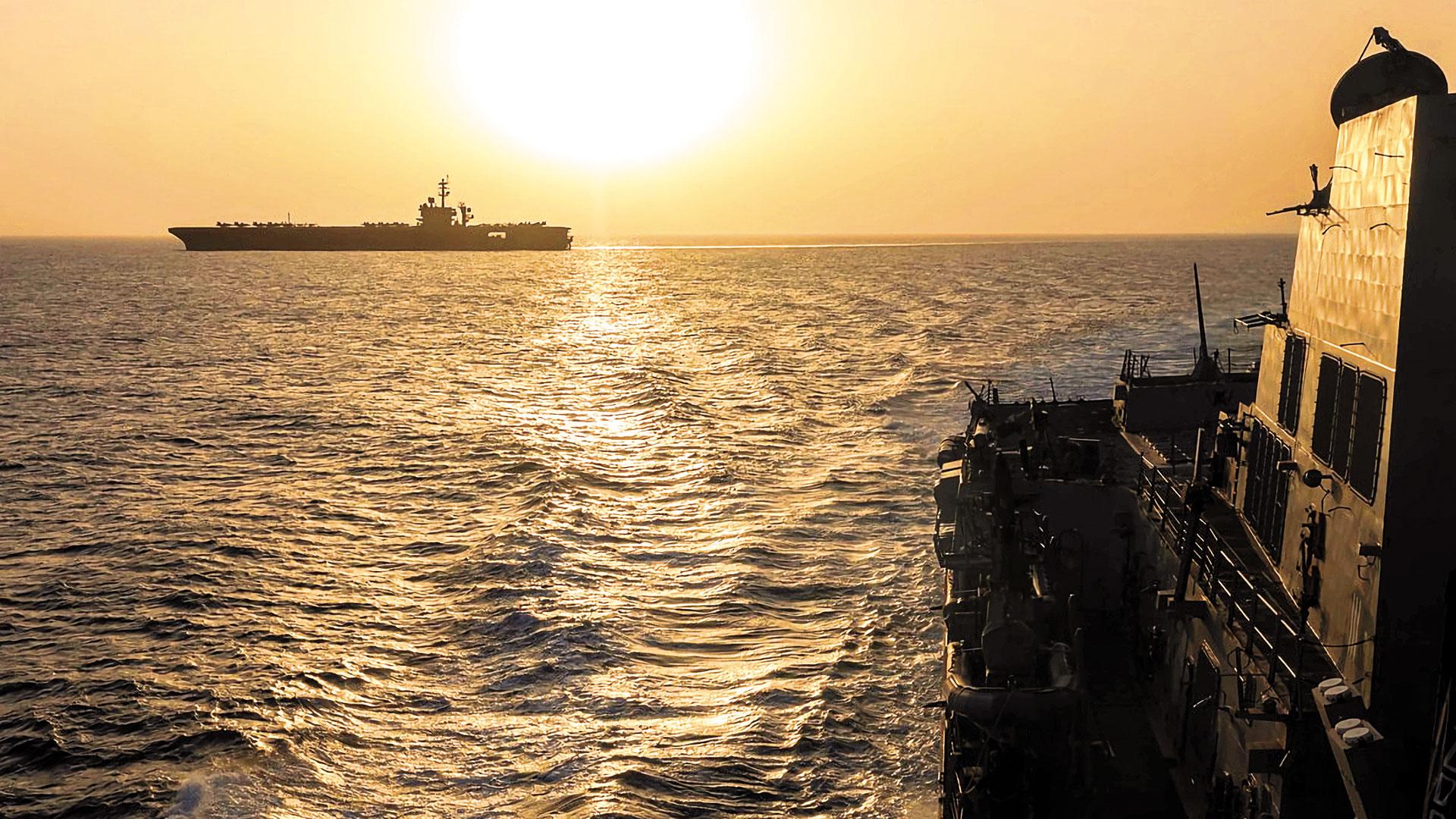 El buque USS Abraham Lincoln (CVN 72), en tránsito por el mar Arábigo