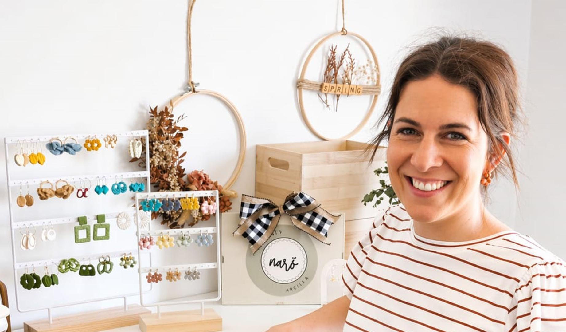 La artesana Naroa Román posa con algunas de sus creaciones