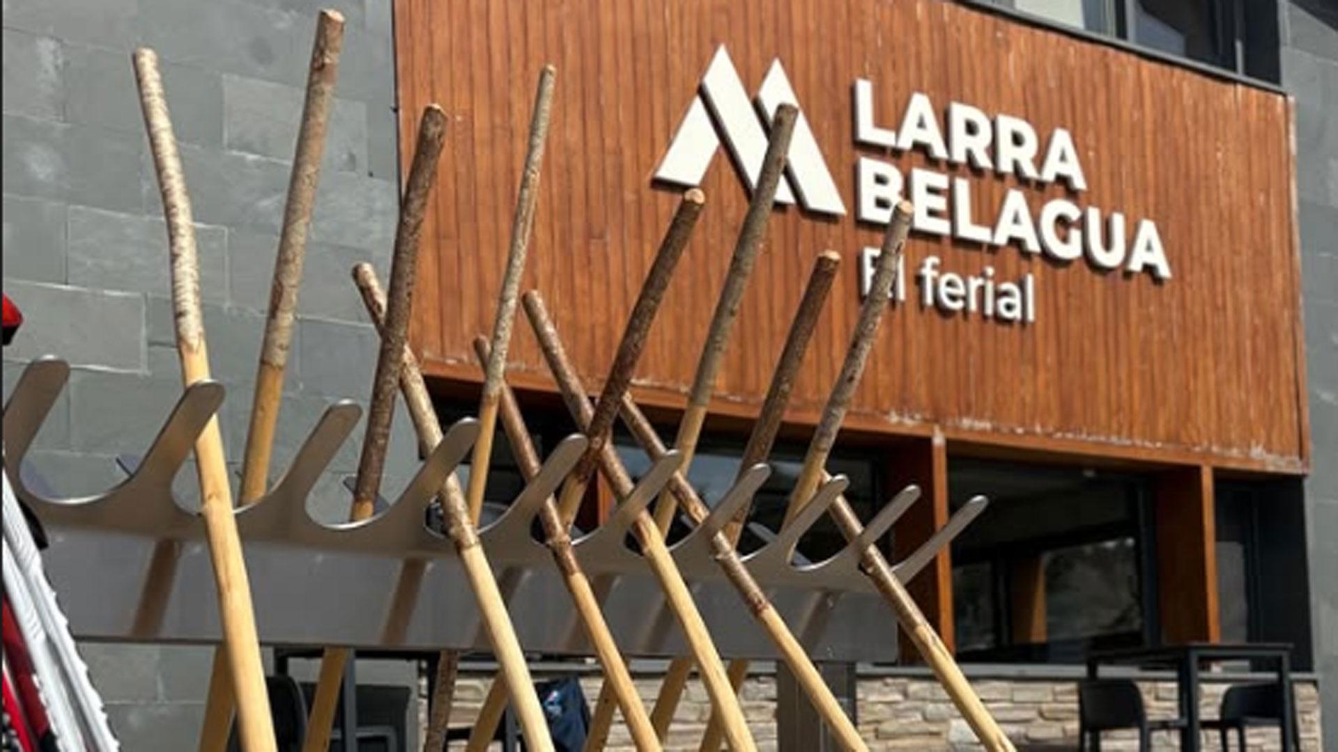 El tradicional intercambio de bastones entre esquiadores y pastores del valle da este sábado inicio oficial a la temporada de verano en la zona de Larra-Belagua