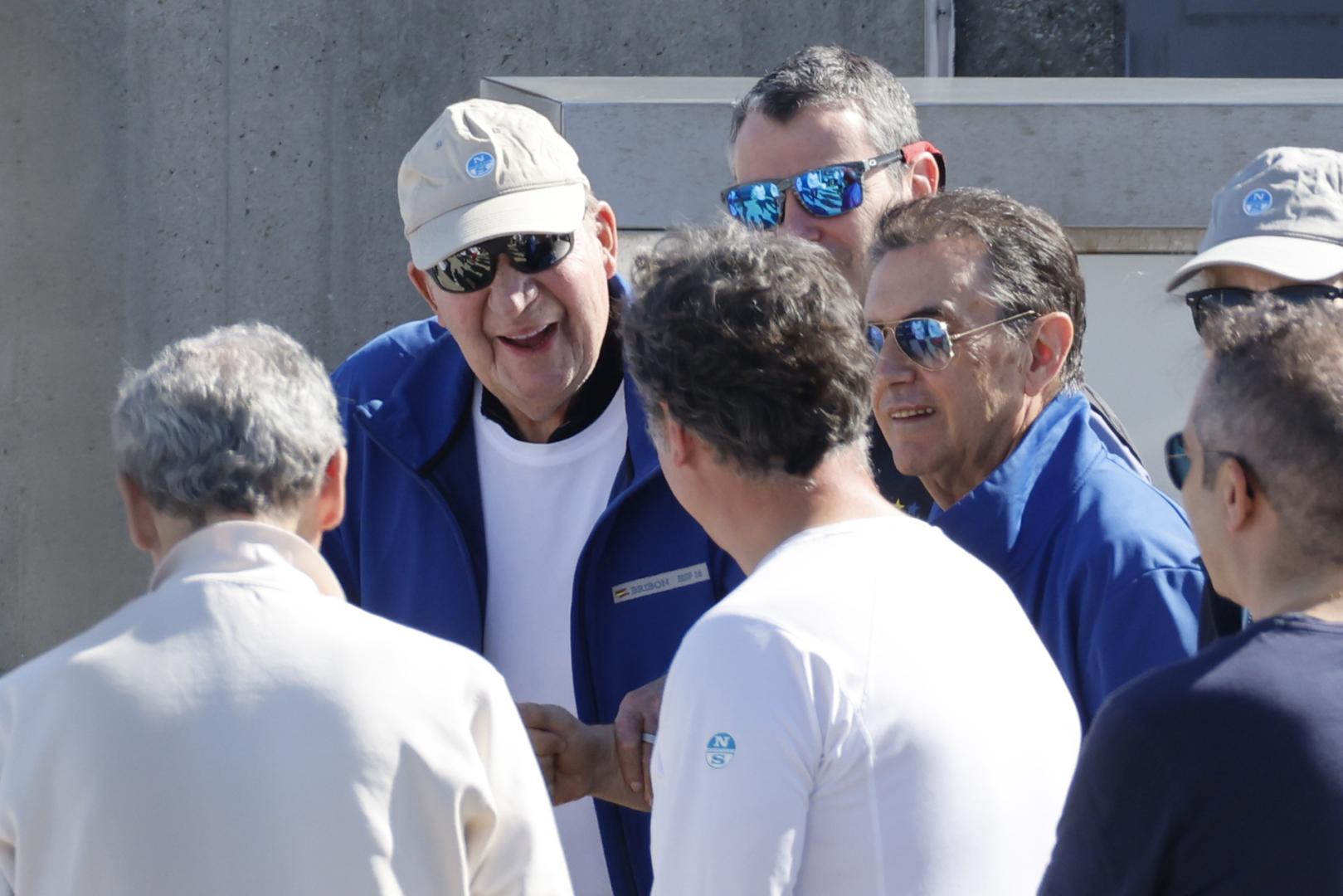 El rey Juan Carlos I, a su llegada al puerto deportivo de Sanxenxo este sábado