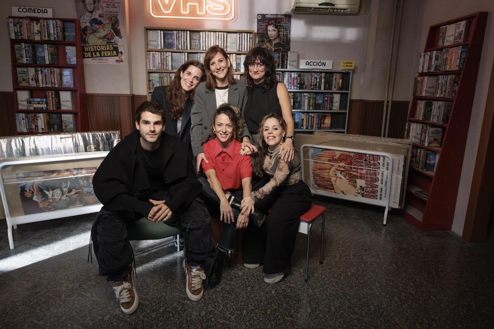 Andrea Jaurrieta, de rojo en el centro, entre los actores Álvaro Mel (izda.) y Celia Morán. De pie, la actriz Malena Alterio entre las codirectoras Nuria Gago y Laura M. Campos