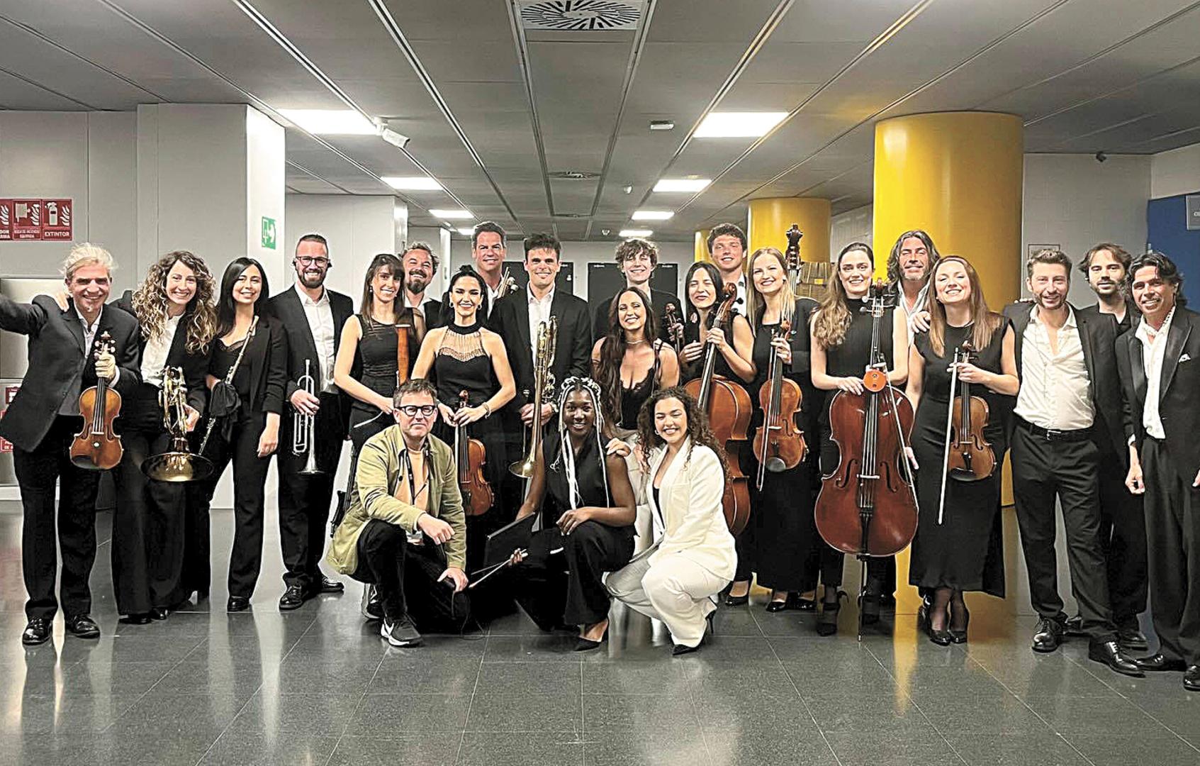 Miguel Tantos, en el centro con su trombón, junto al resto de la orquesta y otros músicos participantes en los conciertos de Rosalía en Madrid