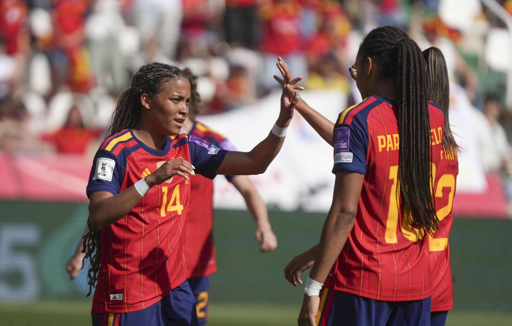 La delantera de la selección española Vicky López celebra con su compañera Edna Imade la consecución del quinto gol