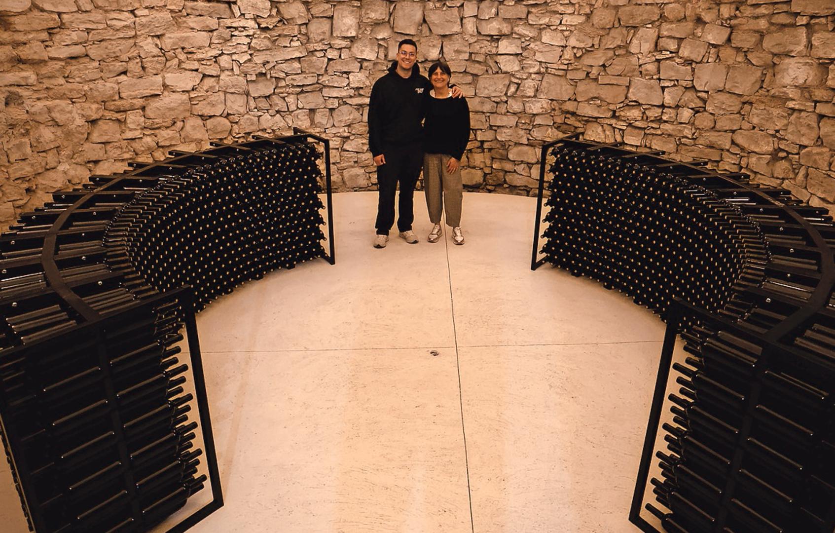 Marcos Cadarso  y su madre, Loli Sánchez, en la nevera con el vino que allí envejece.