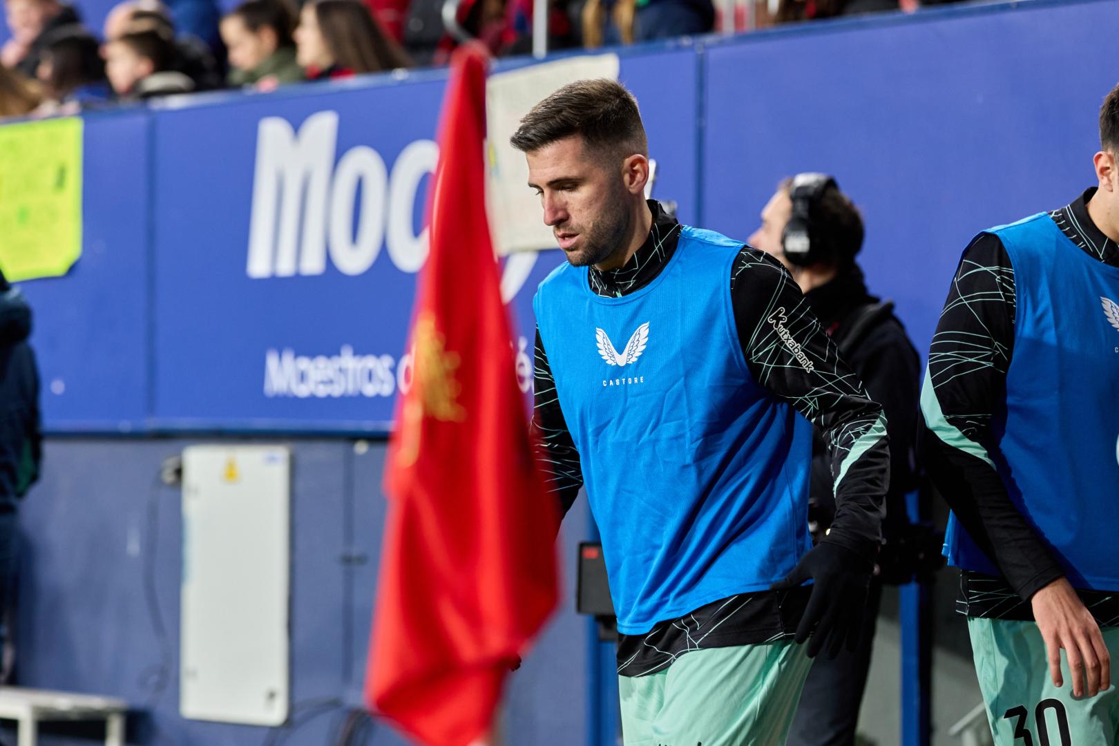 Jesús Areso, calentando en el banda de El Sadar en el Osasuna-Athletic de la primera vuelta