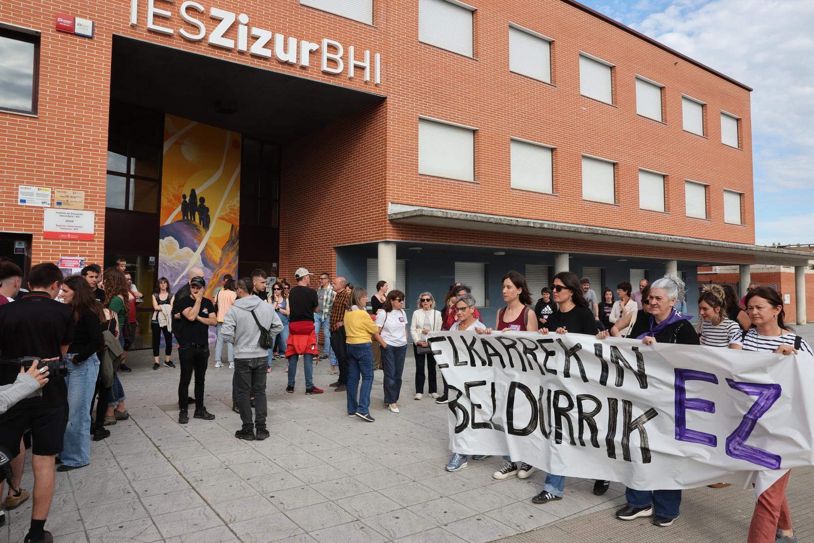 Manifestación del colectivo feminista junto al IES Zizur