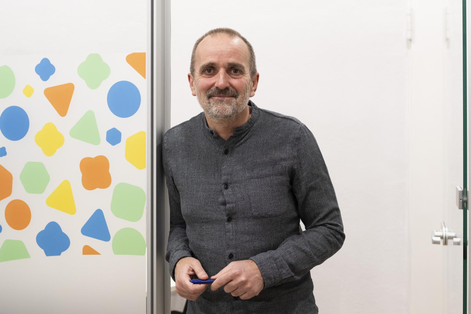 Javier Huarriz, en la sede de la Red Navarra de Lucha contra la Pobreza y la Exclusión Social, en el barrio de la Rochapea