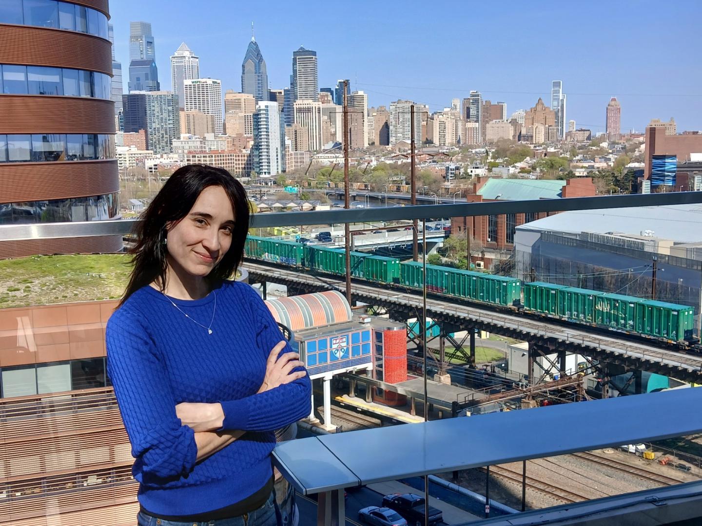 Ángela Aznar Gómez, con el skyline de la ciudad de Filadelfia de fondo