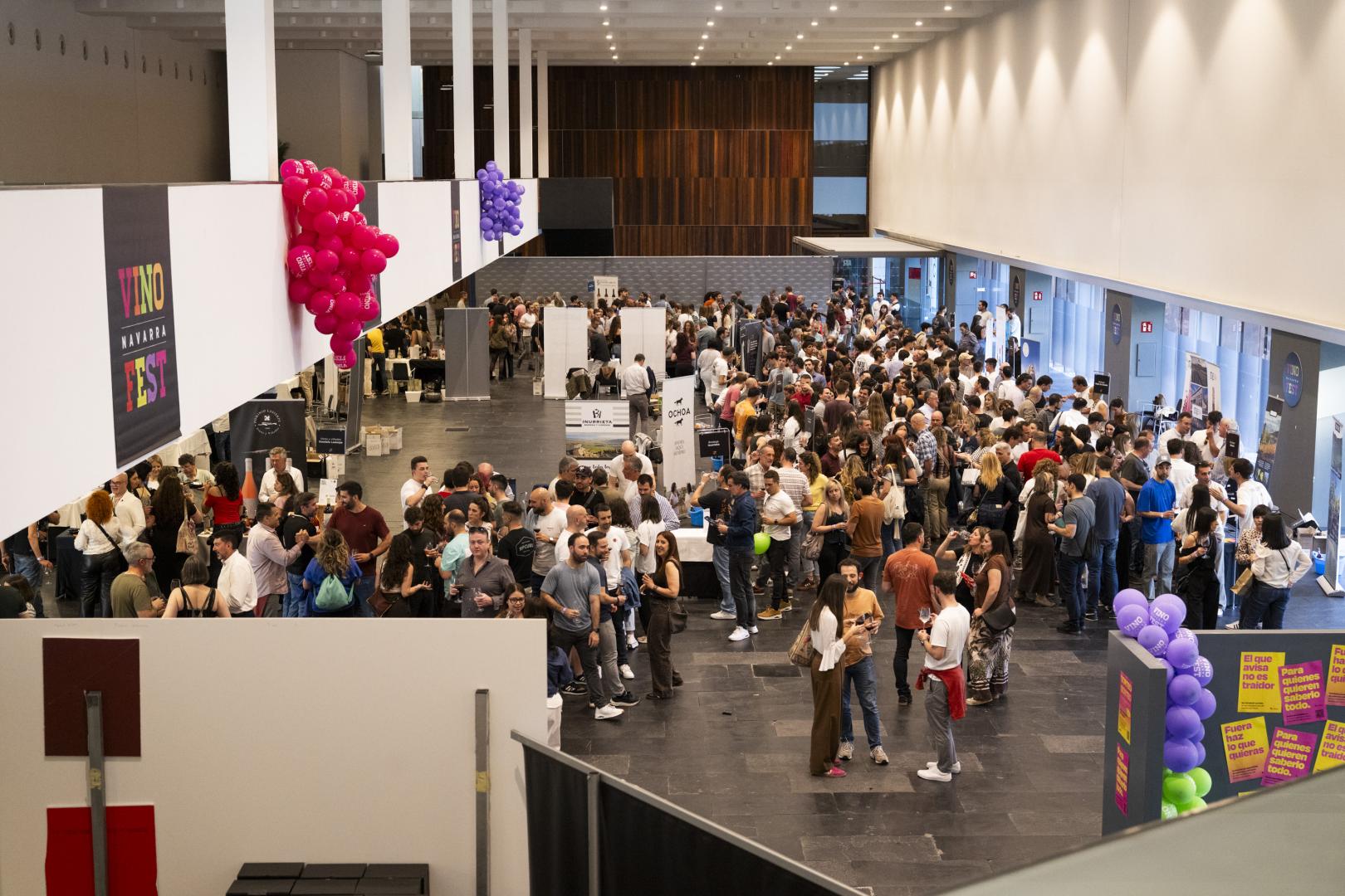 El público rodeaba los stands de las 22 bodegas mientras probaba los vinos.