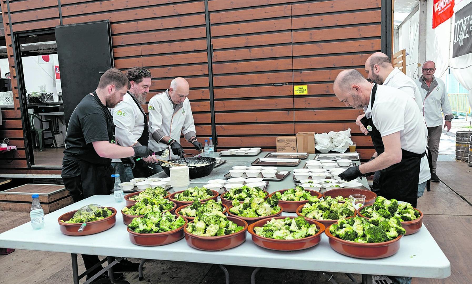 Las cazuelas de barro con el brócoli durante la preparación del risotto