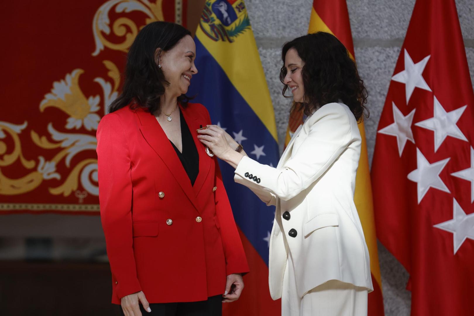 La presidenta de la Comunidad de Madrid, Isabel Díaz Ayuso, le impone la Medalla de Oro a la Premio Nobel de la Paz María Corina Machado, este sábado en la Casa de Correos, en Madrid