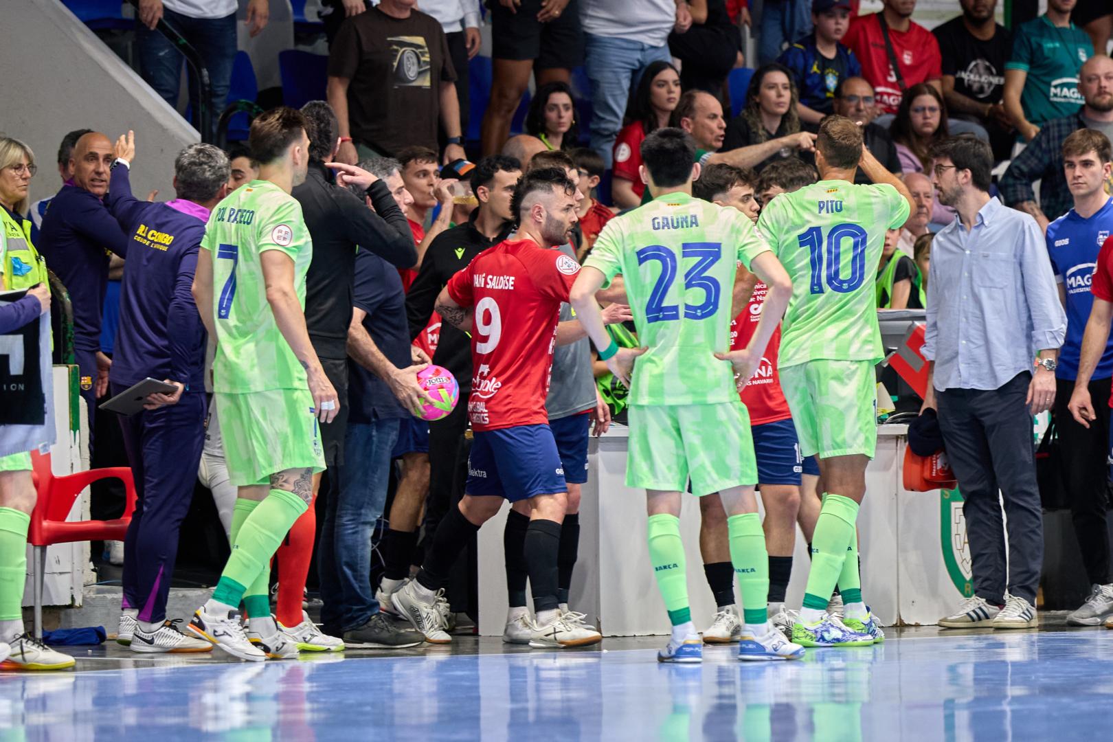 Imagen del tumulto que se ha formado en el túnel de vestuarios en el descanso del Osasuna Magna-Barça