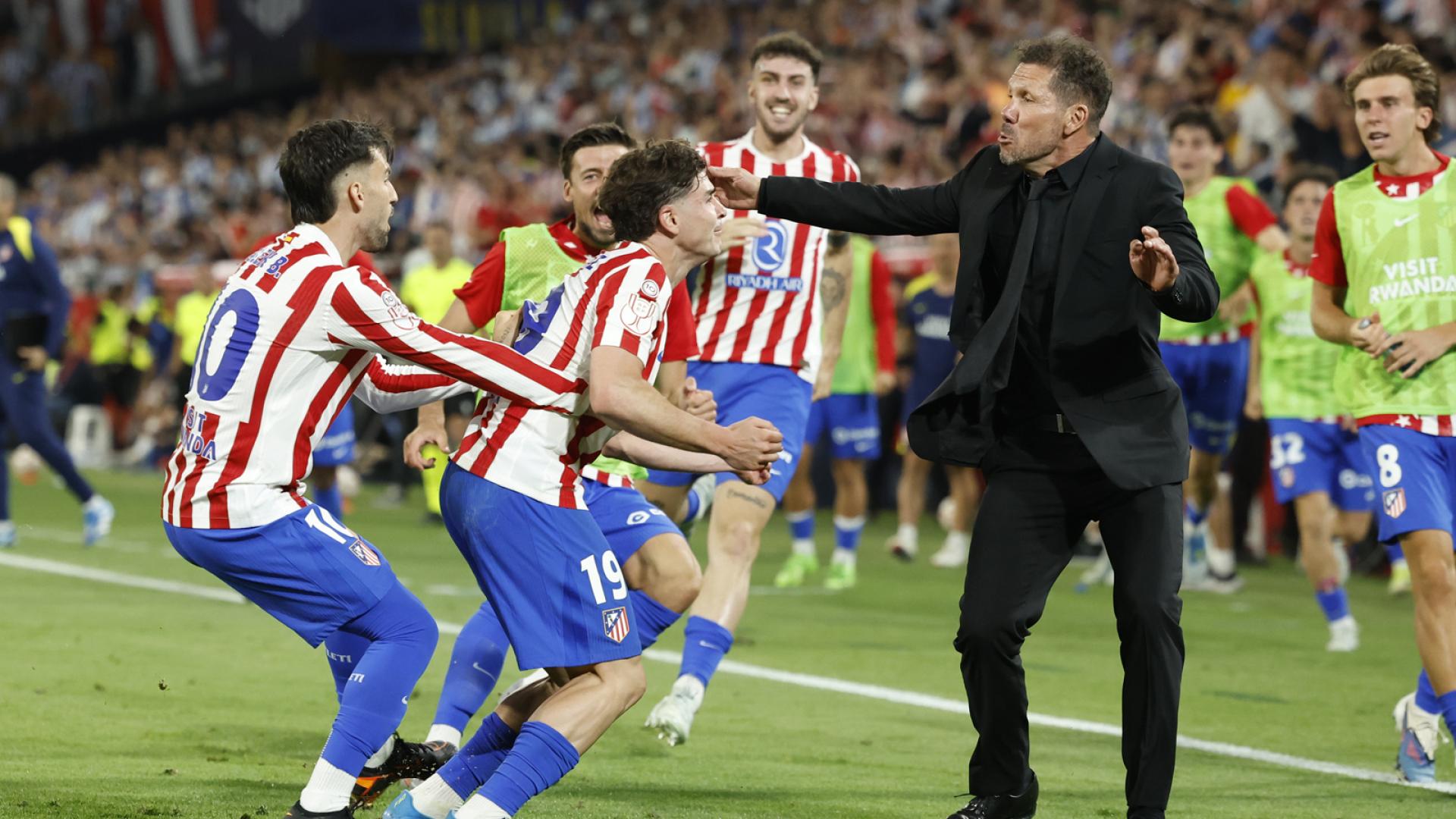 El delantero del Atlético de Madrid Julián Álvarez (2i) celebra su gol con Diego Simeone, durante la final de la Copa del Rey que enfrenta a Atlético de Madrid y Real Sociedad
