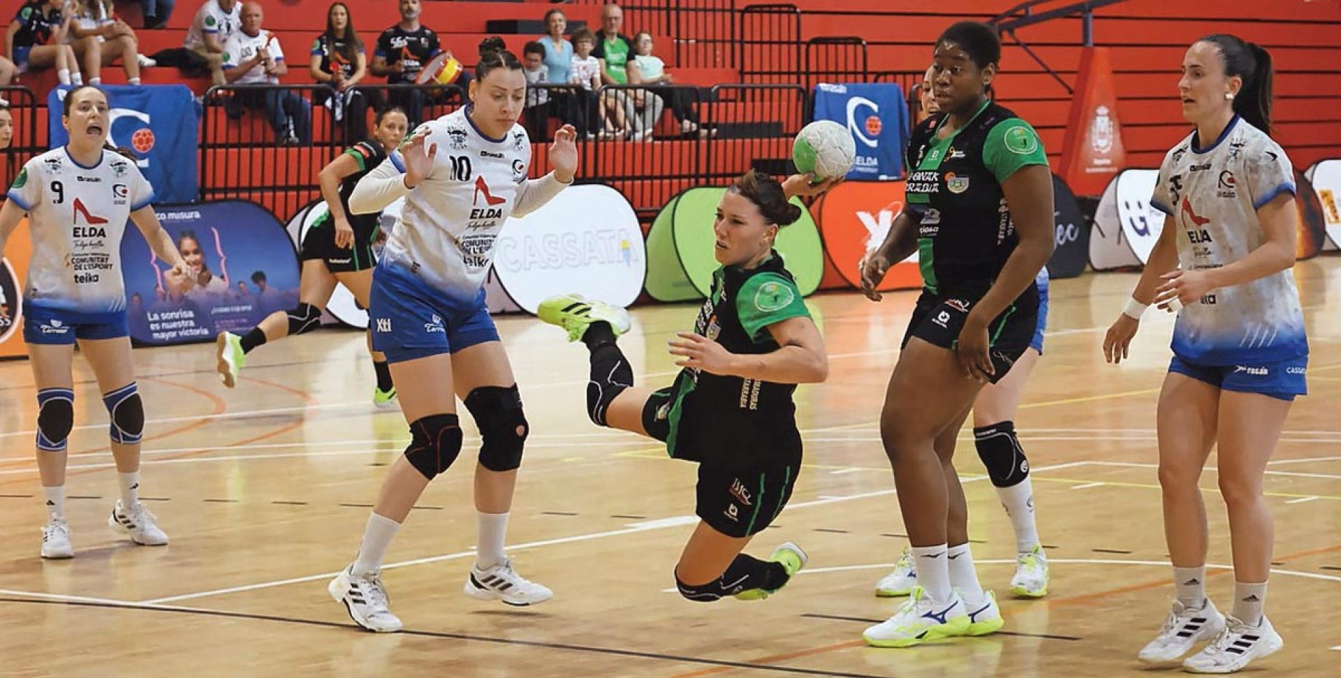 Mica Casasola, del Replasa Beti Onak, lanza ante Lora Sarandeva, del Elda Prestigio