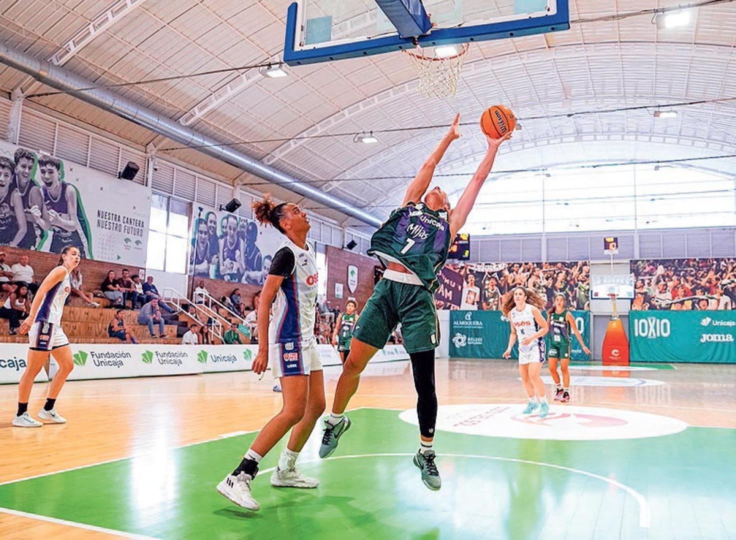 Aixa Wone (Osés) trata de frenar a Rivers (Unicaja Mijas)