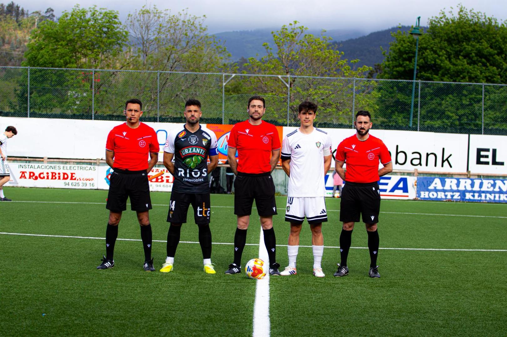 Santigosa, del Tudelano, junto a Arberas, del Gernika, y el equipo arbitral.