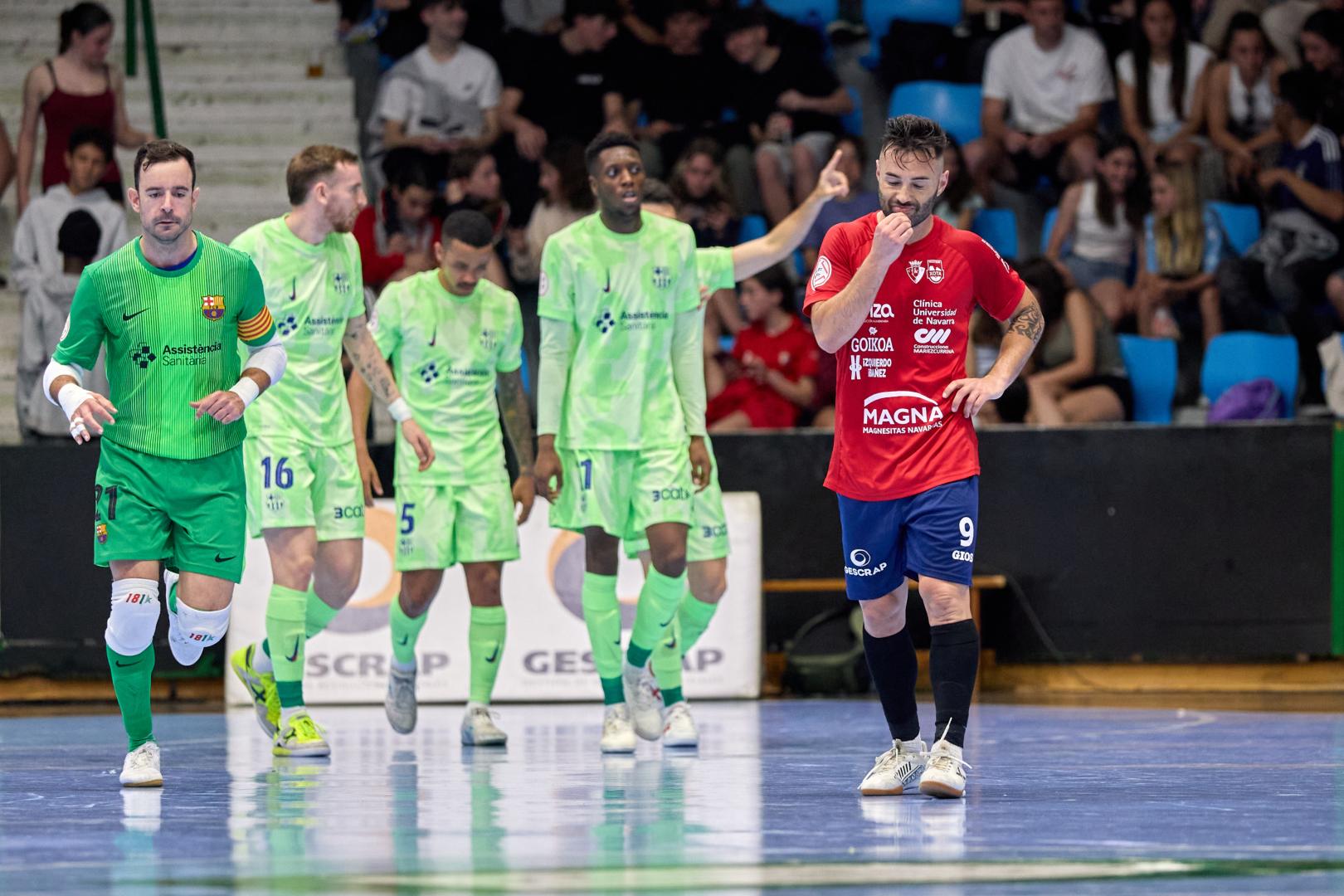 El ala de Osasuna Magna Dani Saldise se lamenta tras el tercer gol del Barça, que marcó Eric Martel