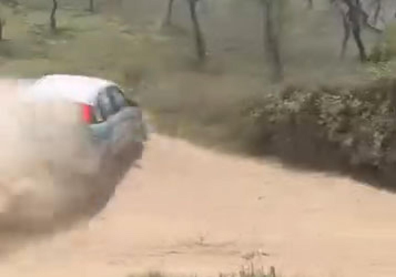 Vídeo del momento en el que uno de los participantes en el rally III Tramo de Tierra Villa de Cintruénigo se sale del recorrido y choca