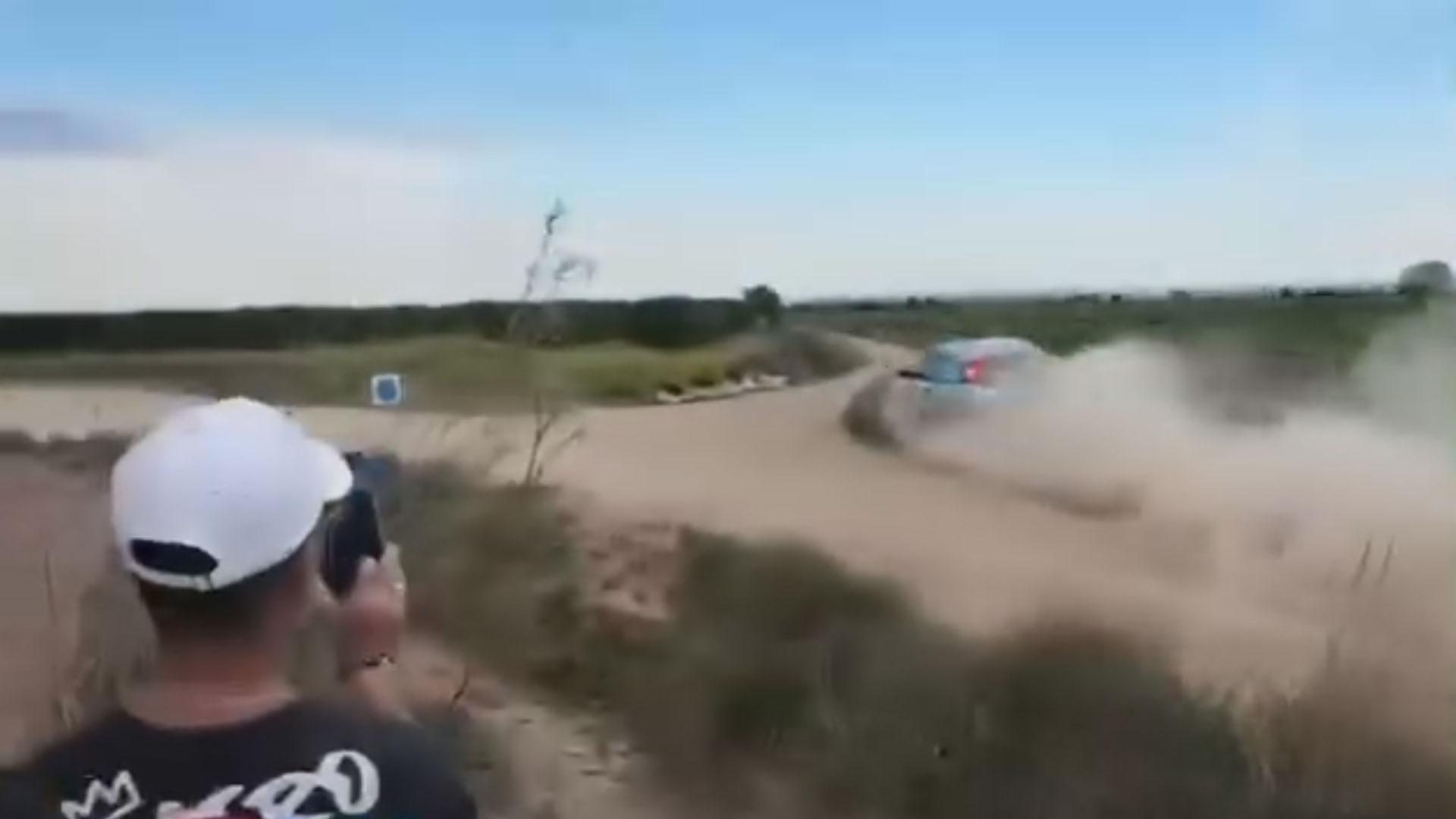 Vídeo del momento en el que un coche que participaba en el rally III Tramo de Tierra Villa de Cintruénigo se sale del recorrido, choca y comienza a arder