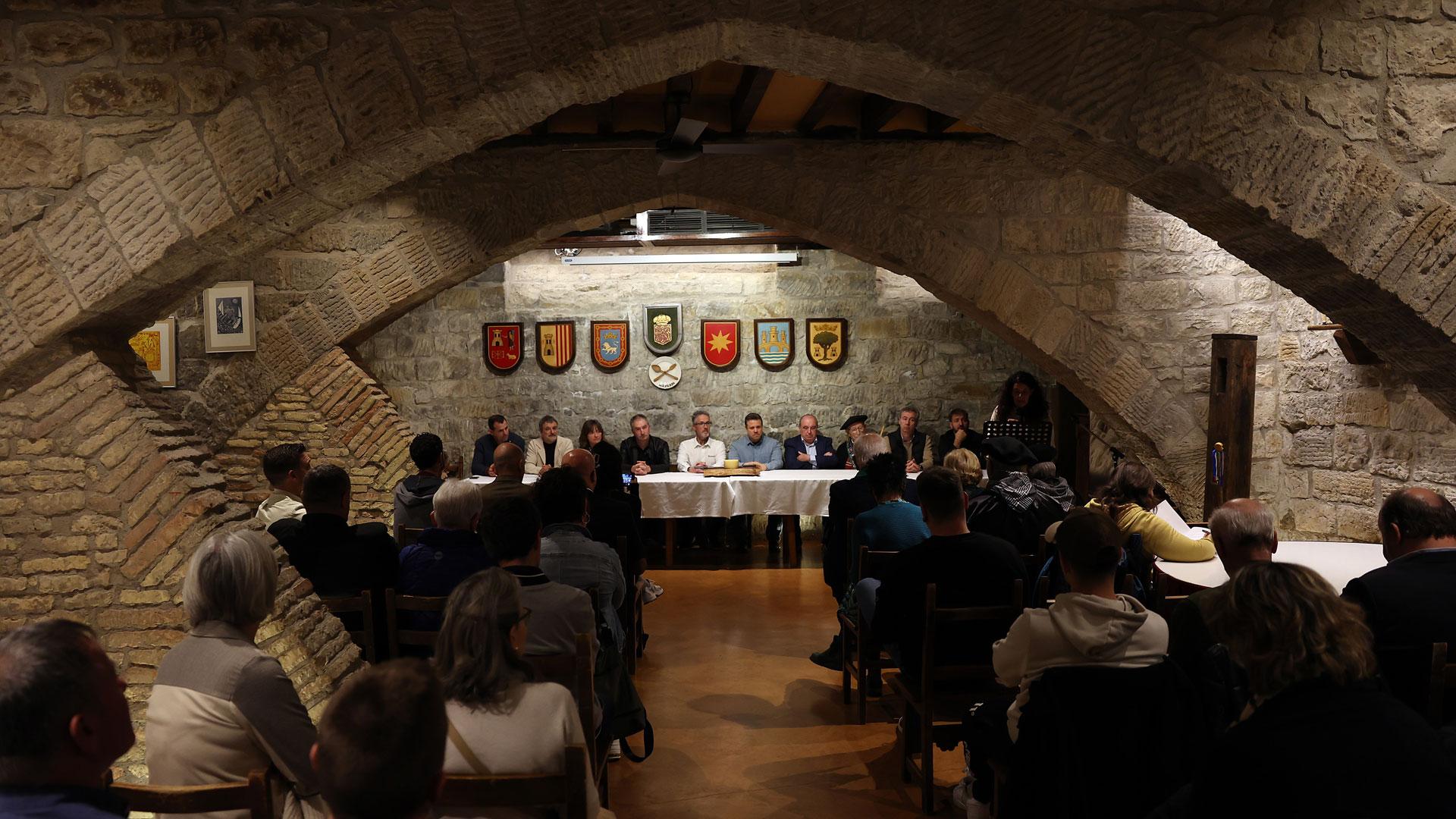 Un acto anterior en la Sociedad Gastronómica Napardi, corte de queso Idiazabal para inaugurar la temporada