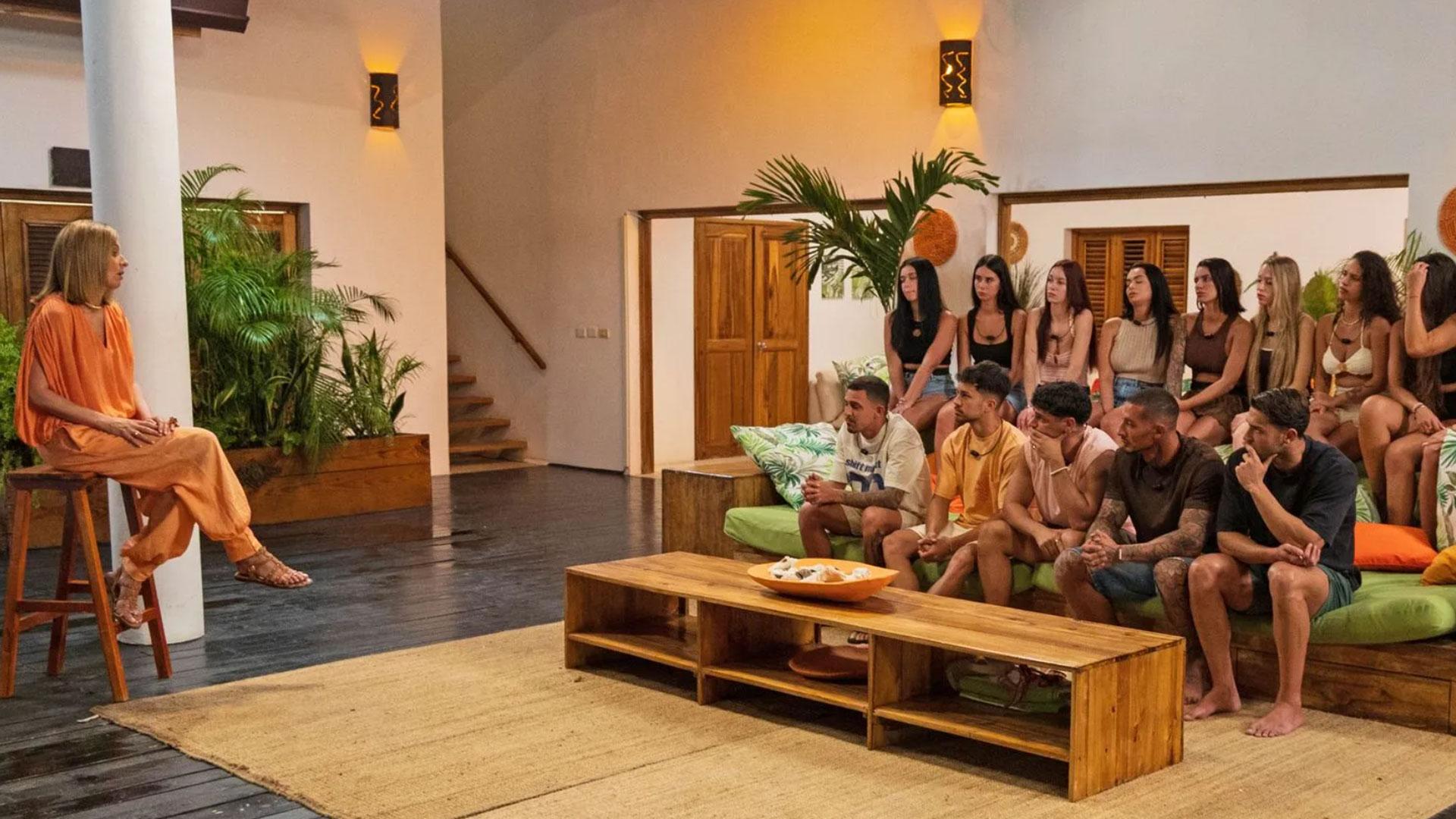 Sandra Barneda frente a los concursantes de 'La isla de las tentaciones'