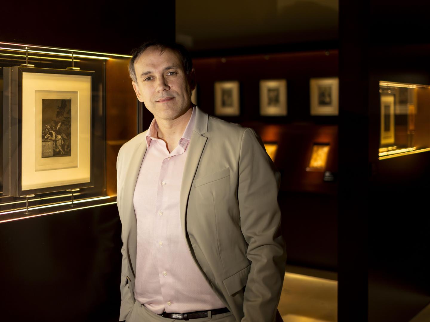 Luis Zueco posa ante las láminas de los 'Caprichos' de Goya