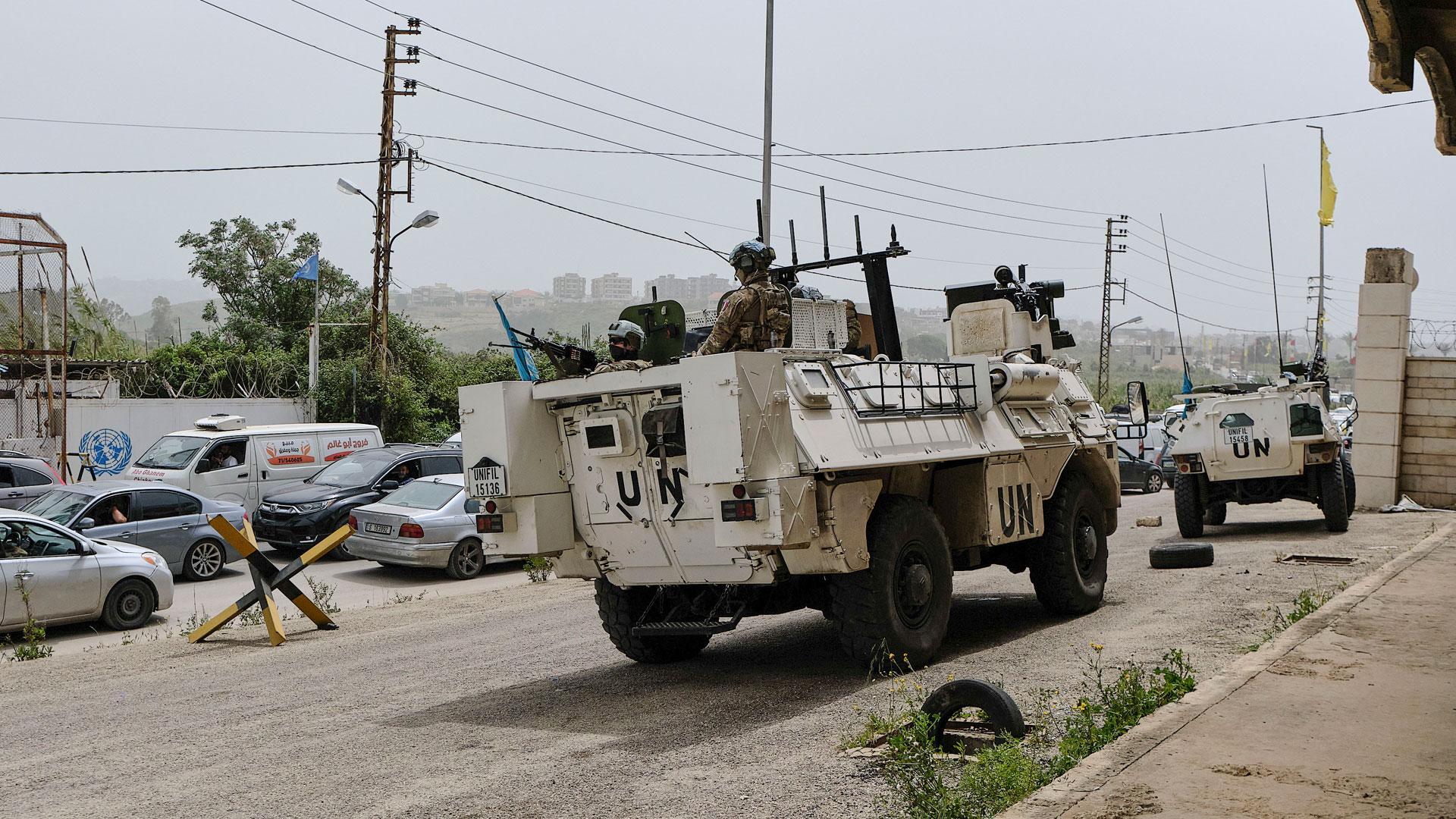 Patrullas francesas de FINUL toman posiciones este sábado en uno de los puentes que conectan al sur de Líbano