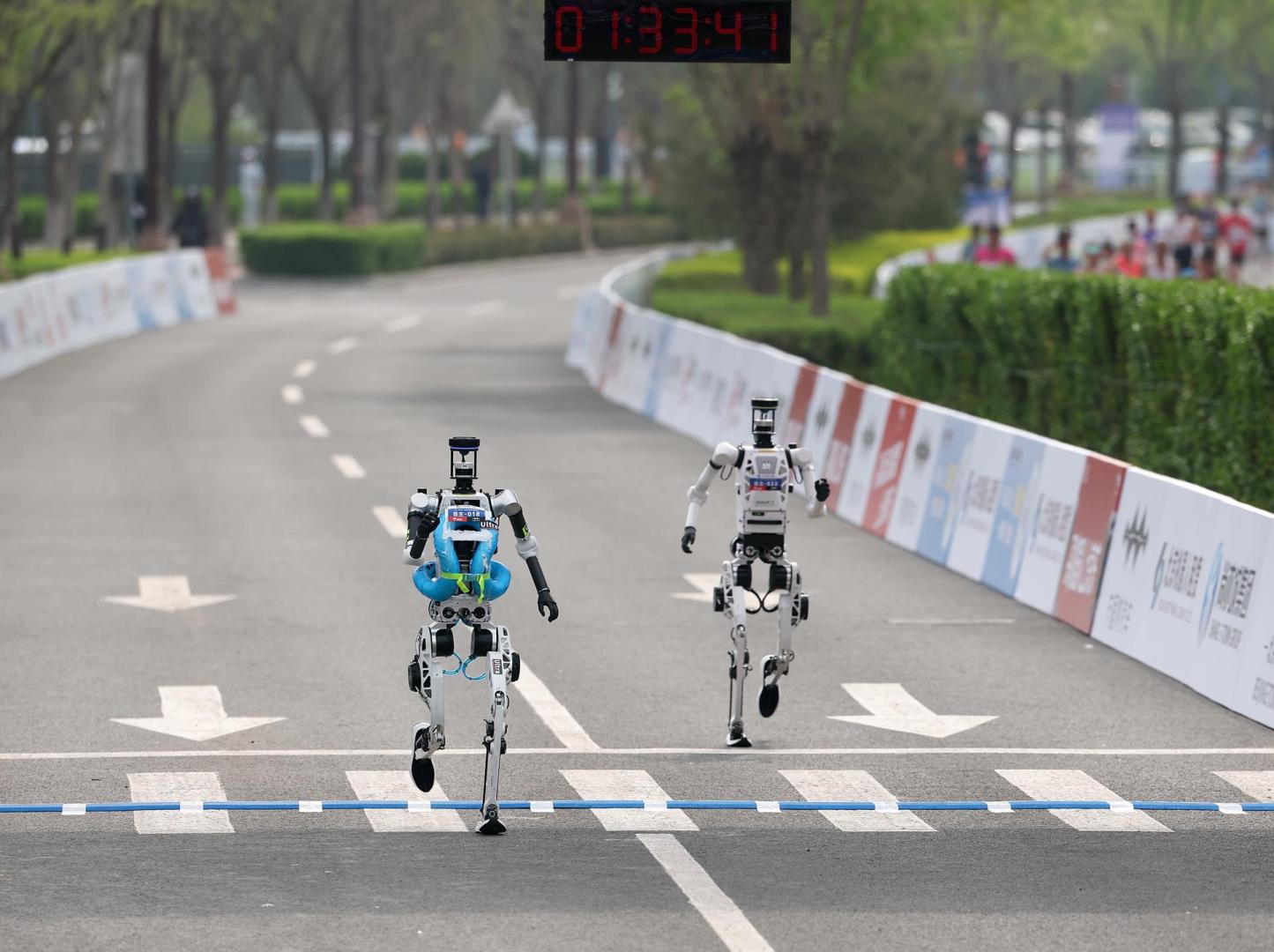Dos robots humanoides, a punto de cruzar la línea de meta